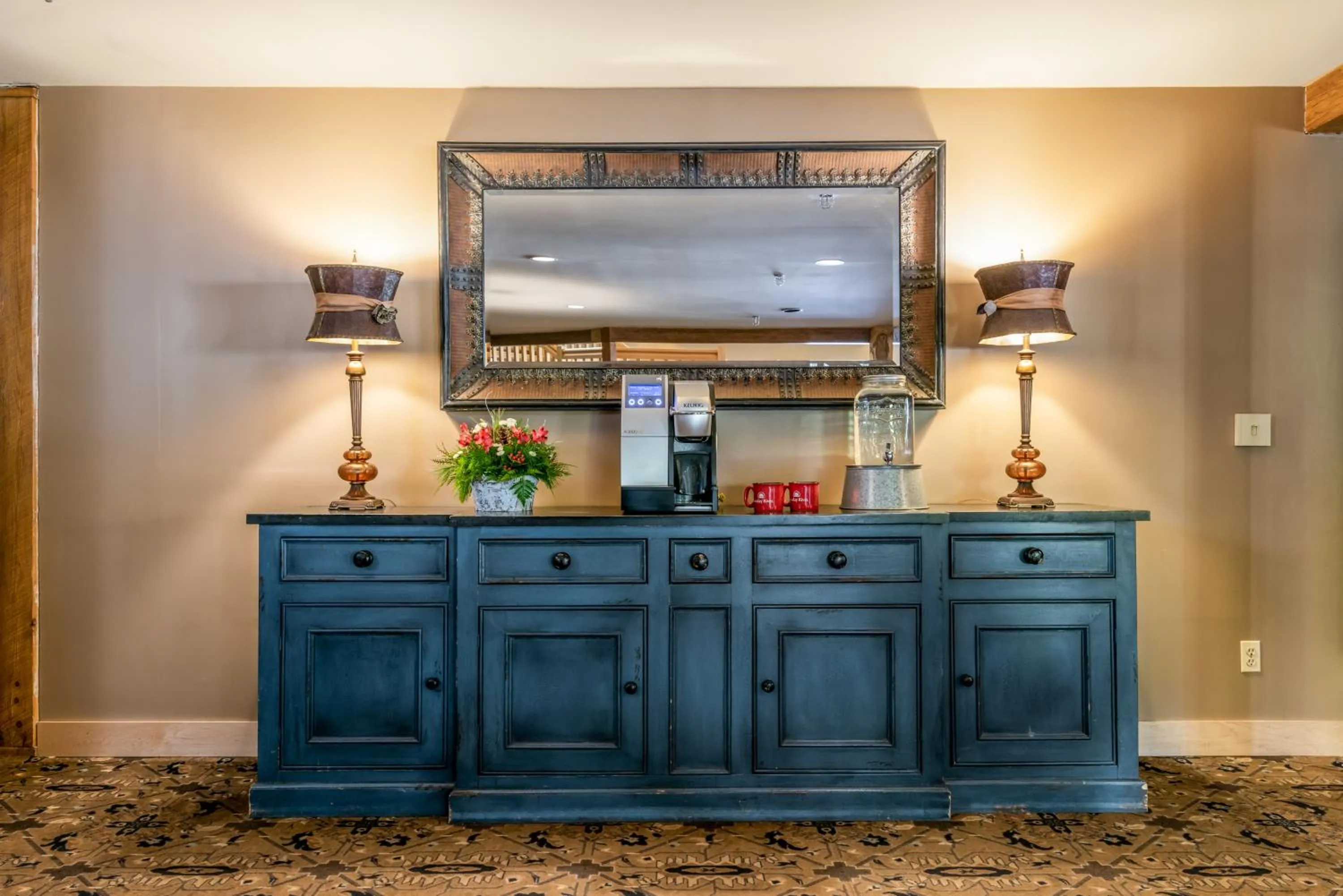 Communal lounge/ TV room in Snow Cap Inn