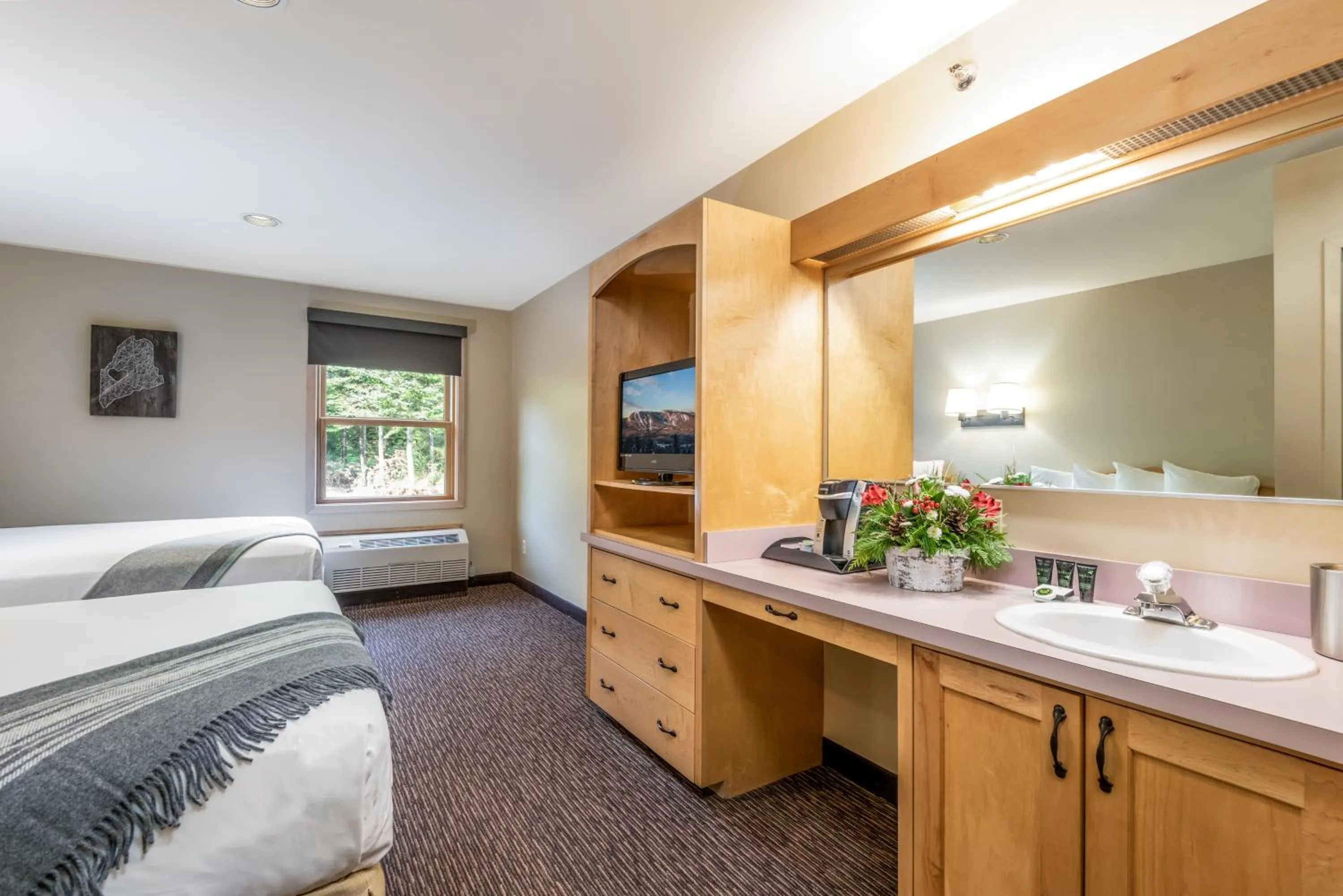 Bathroom, Bed in Snow Cap Inn