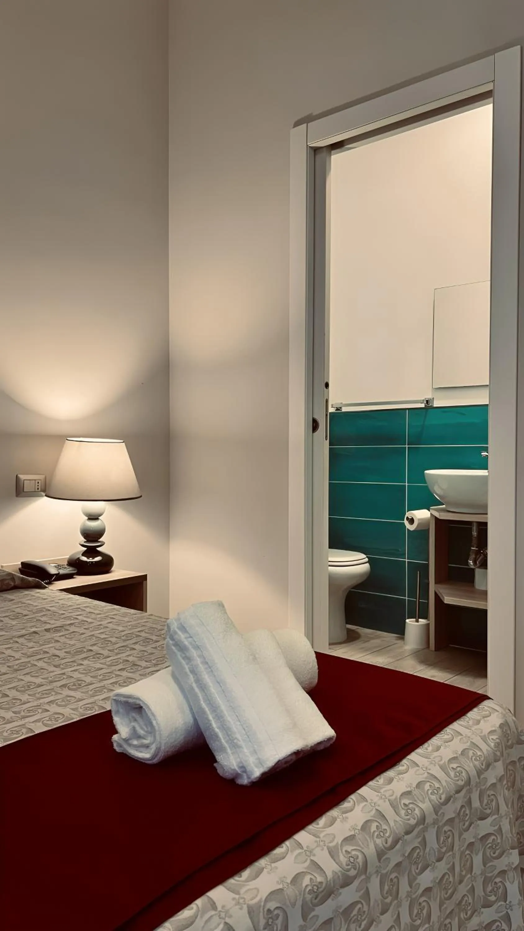 Bathroom, Bed in Hotel Balilla