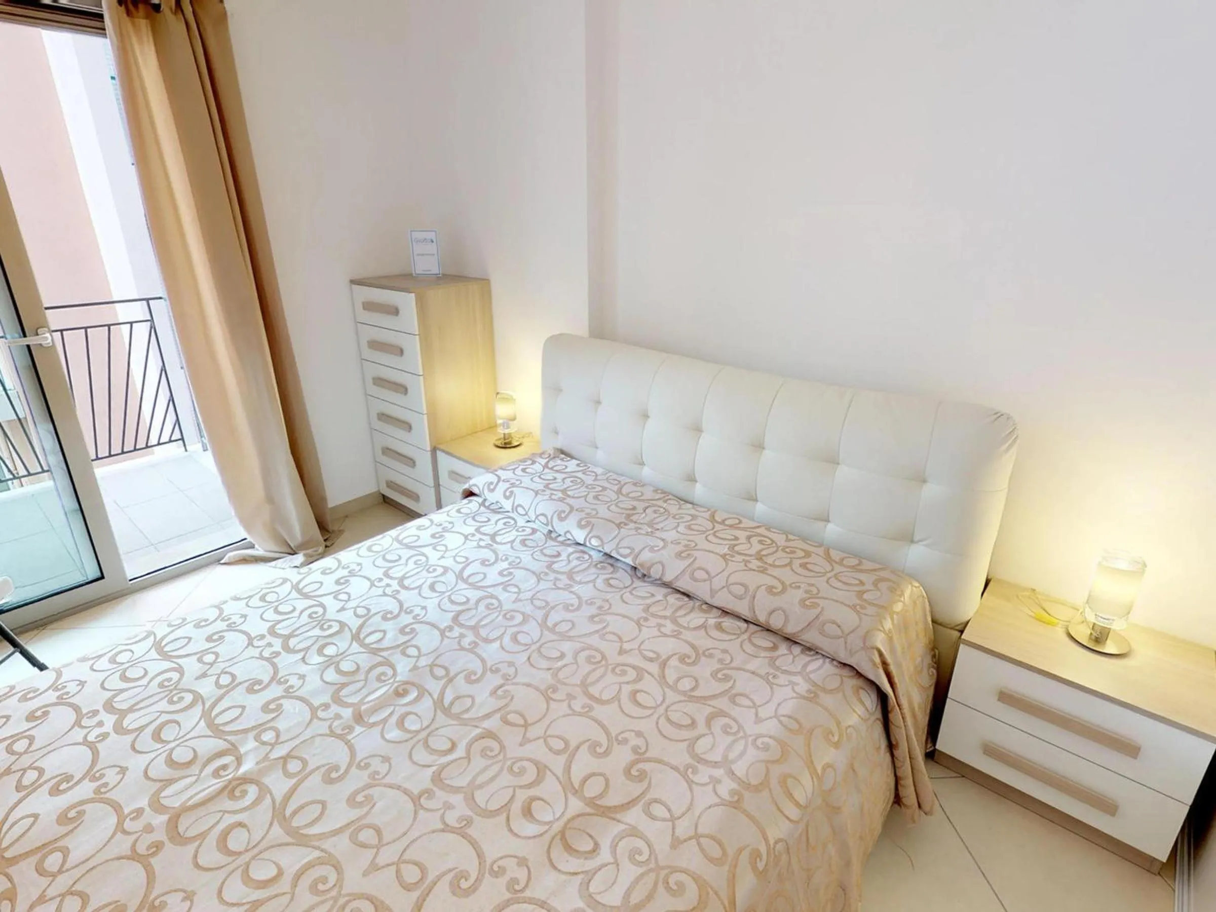 Bed in Charmant 2P moderne avec terrasse, parking privé, en plein centre de Menton, à 2 pas de la mer - FR-1-196-200