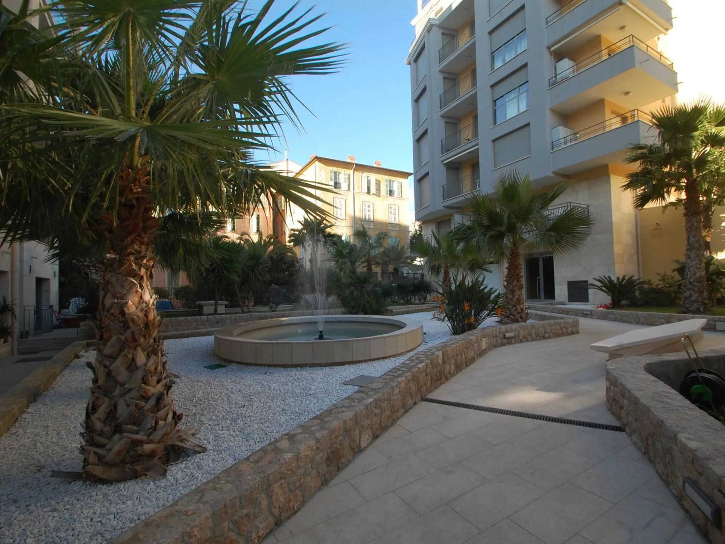 Charmant 2P moderne avec terrasse, parking privé, en plein centre de Menton, à 2 pas de la mer - FR-1-196-200