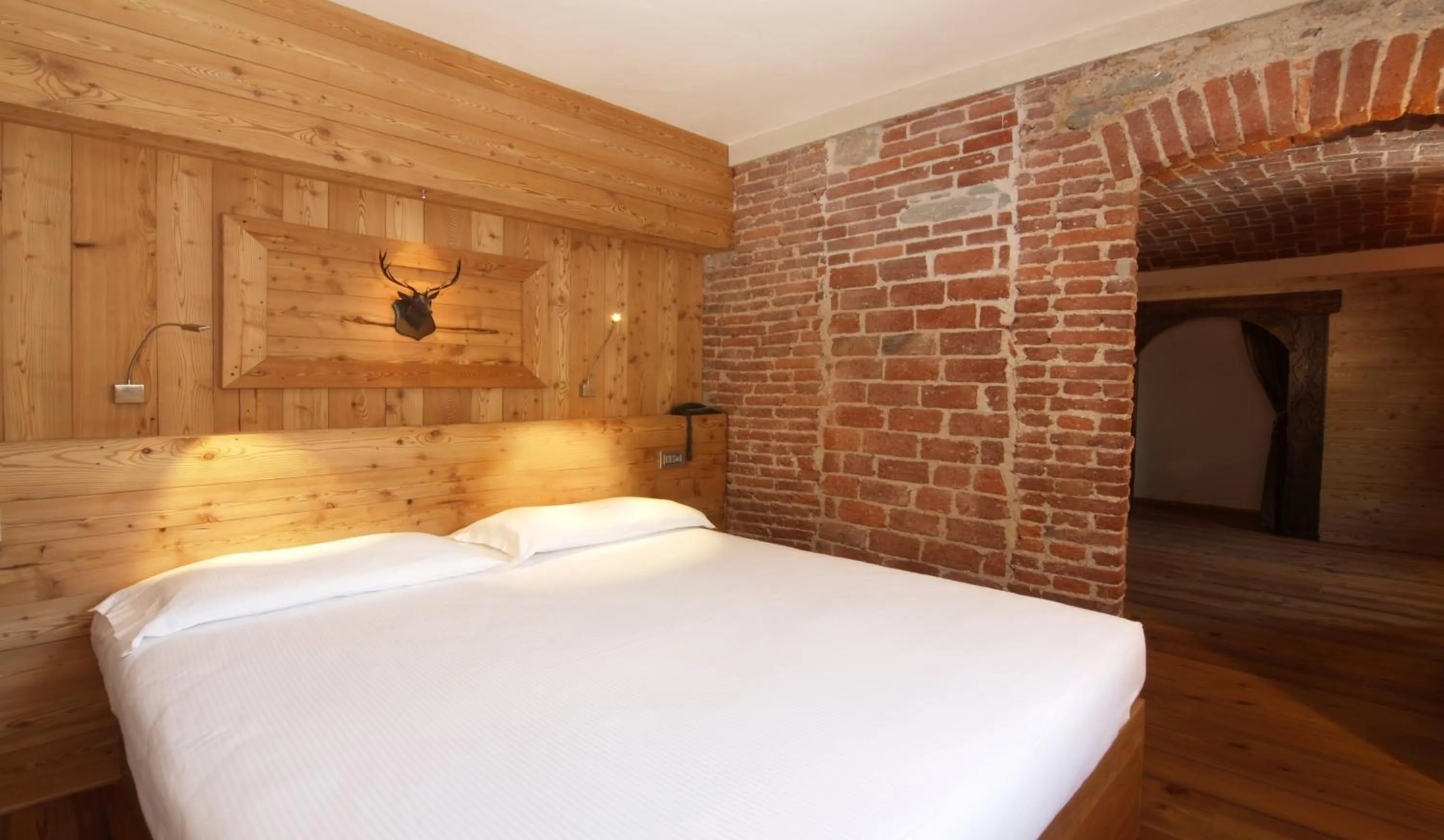 Decorative detail, Bed in Albergo Nazionale