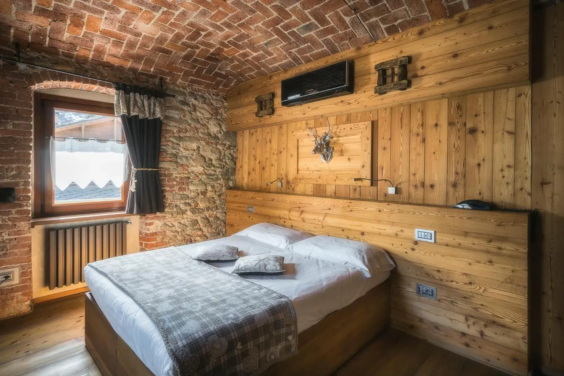 Family Room (2 Adults + 1 Child) - single occupancy in Albergo Nazionale Family Room (2 Adults + 1 Child) - single occupancy in Albergo Nazionale