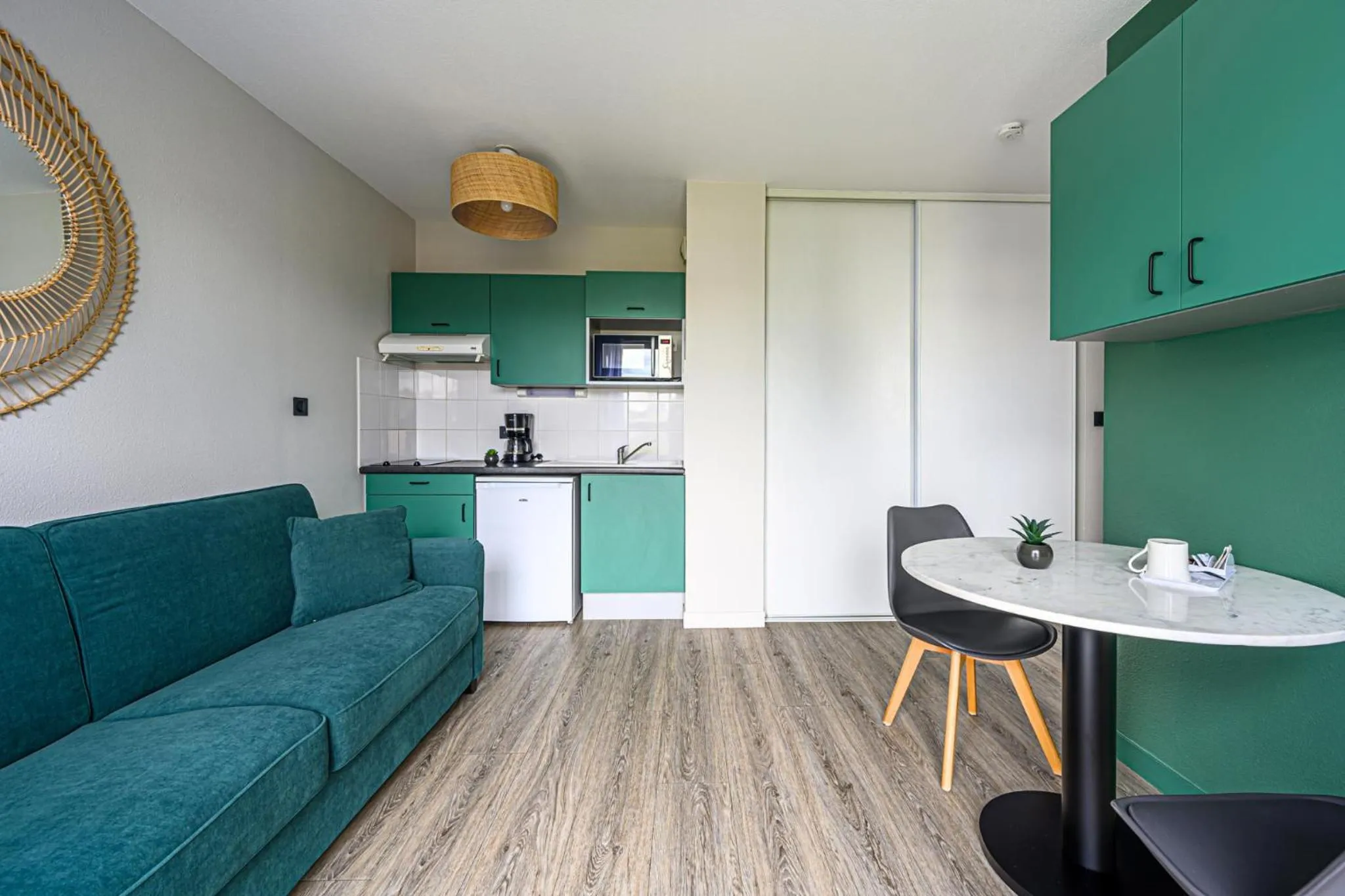 Kitchen or kitchenette in Appart Hôtel Le Liberté Vannes Centre-Ville