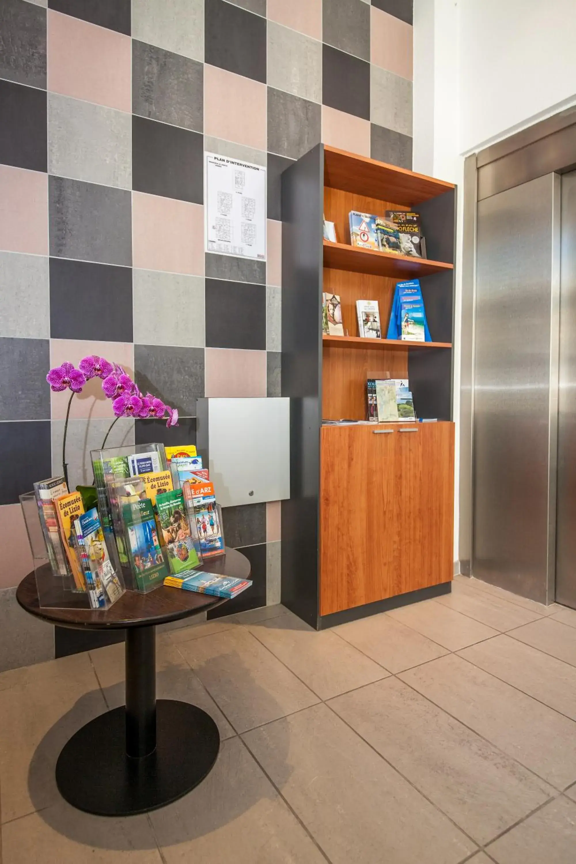 Lobby or reception in Appart Hôtel Le Liberté Vannes Centre-Ville Lobby or reception in Appart Hôtel Le Liberté Vannes Centre-Ville