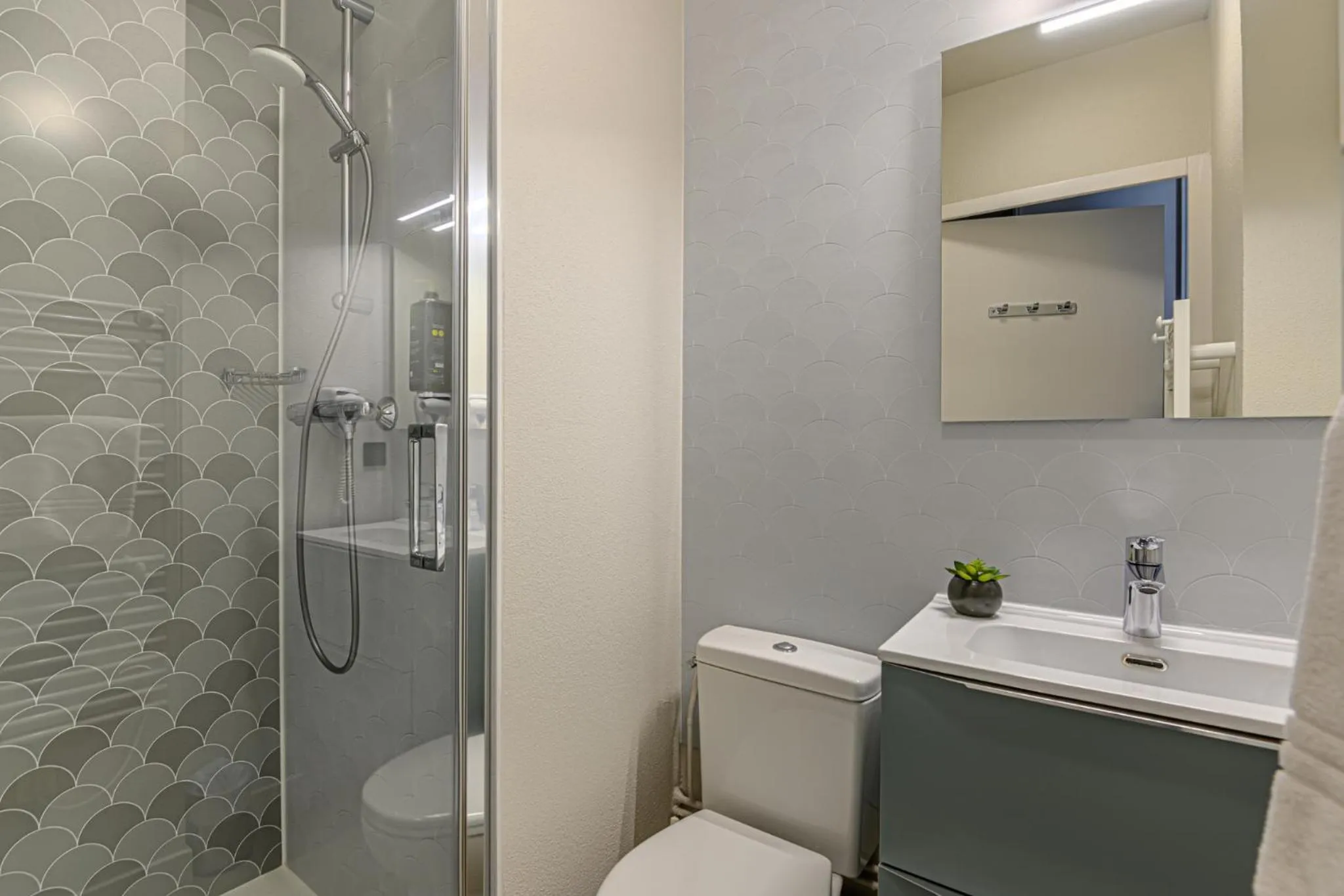 Bathroom in Appart Hôtel Le Liberté Vannes Centre-Ville