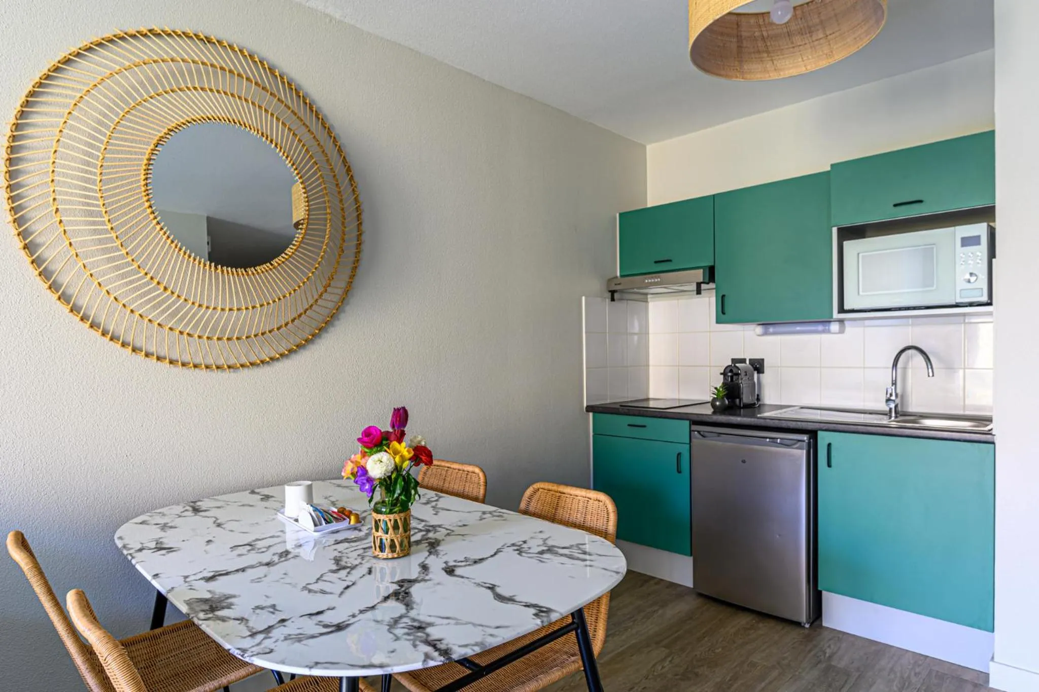 Kitchen or kitchenette in Appart Hôtel Le Liberté Vannes Centre-Ville