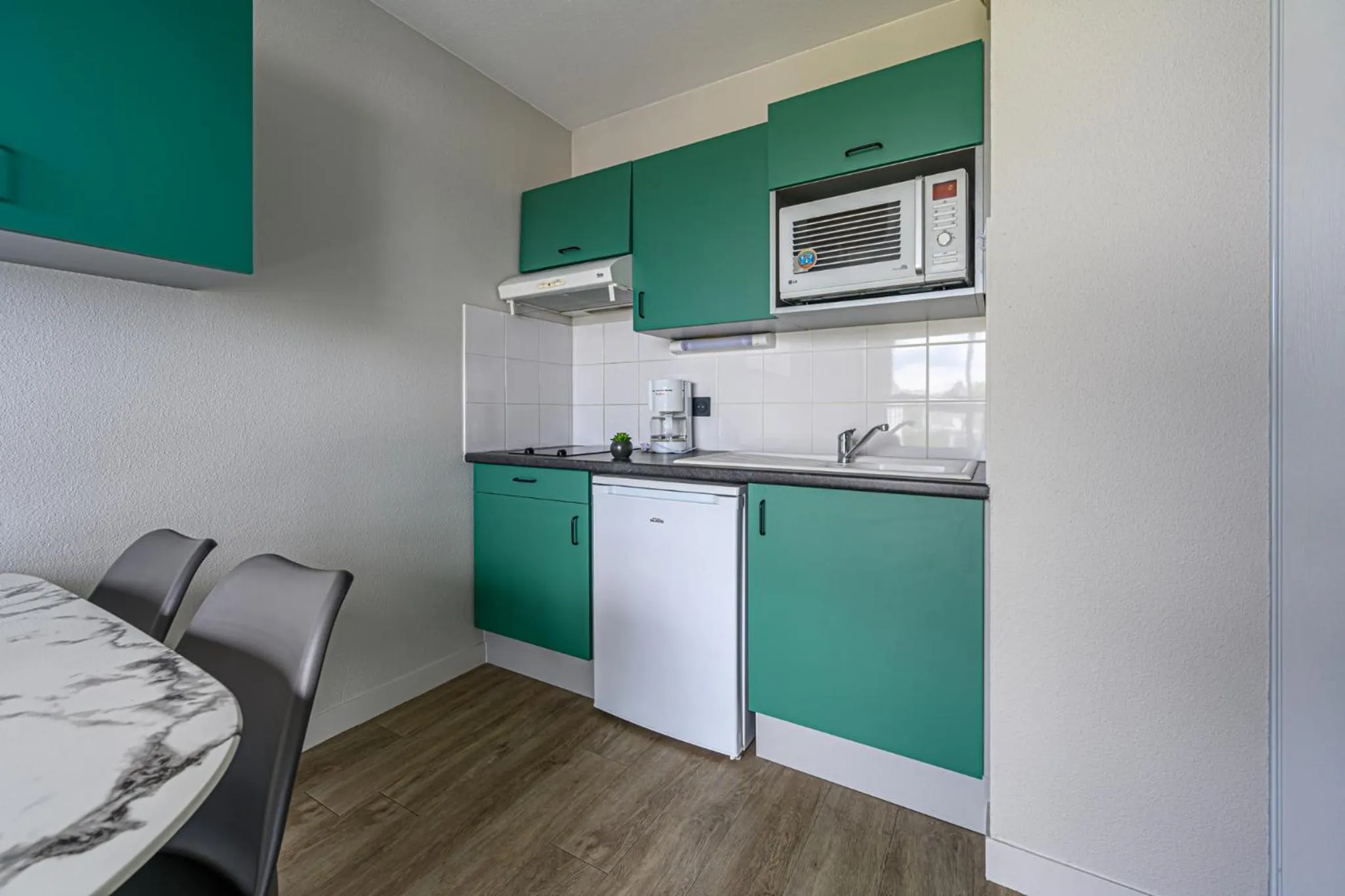 Kitchen or kitchenette in Appart Hôtel Le Liberté Vannes Centre-Ville