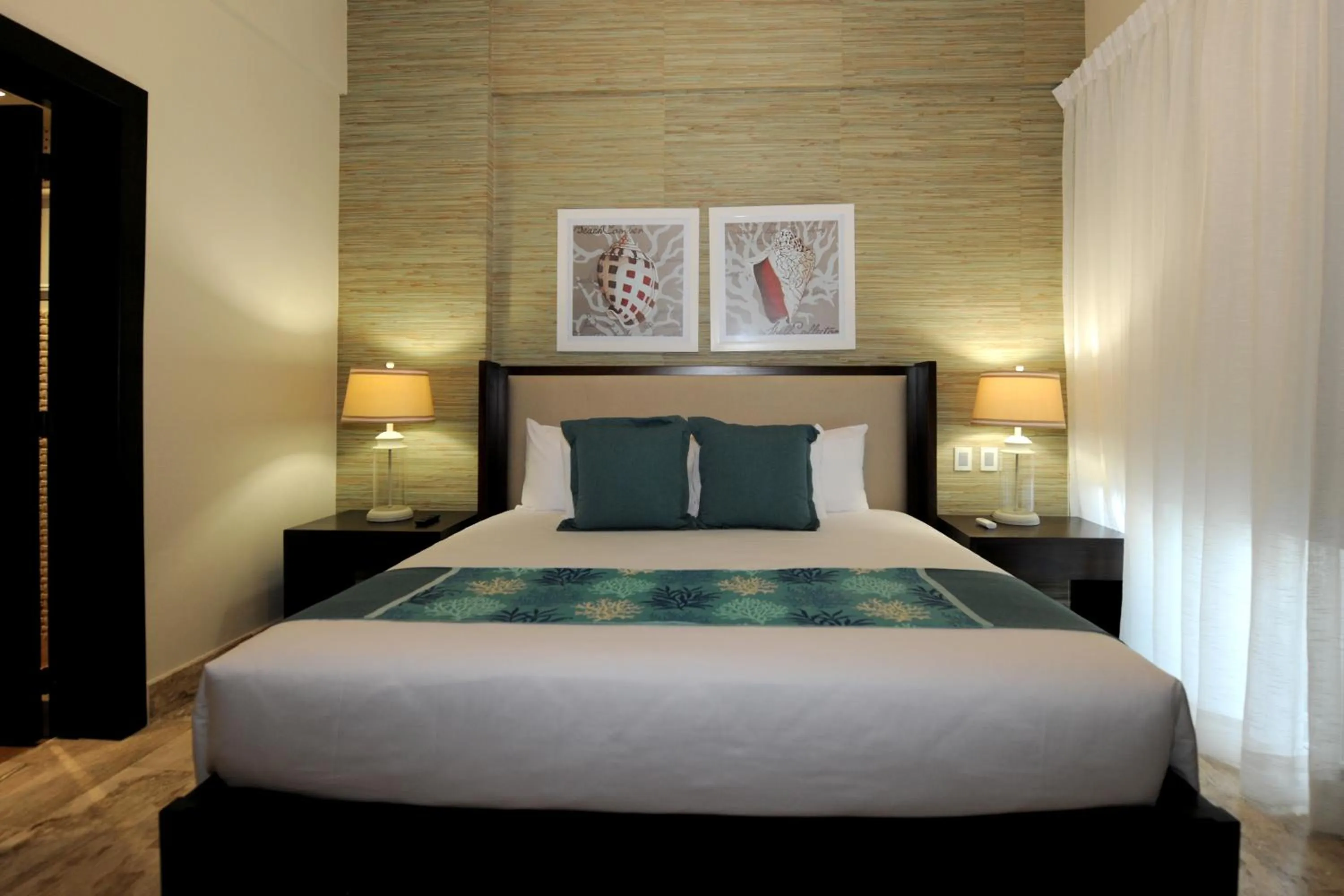 Photo of the whole room, Bed in Blue JackTar