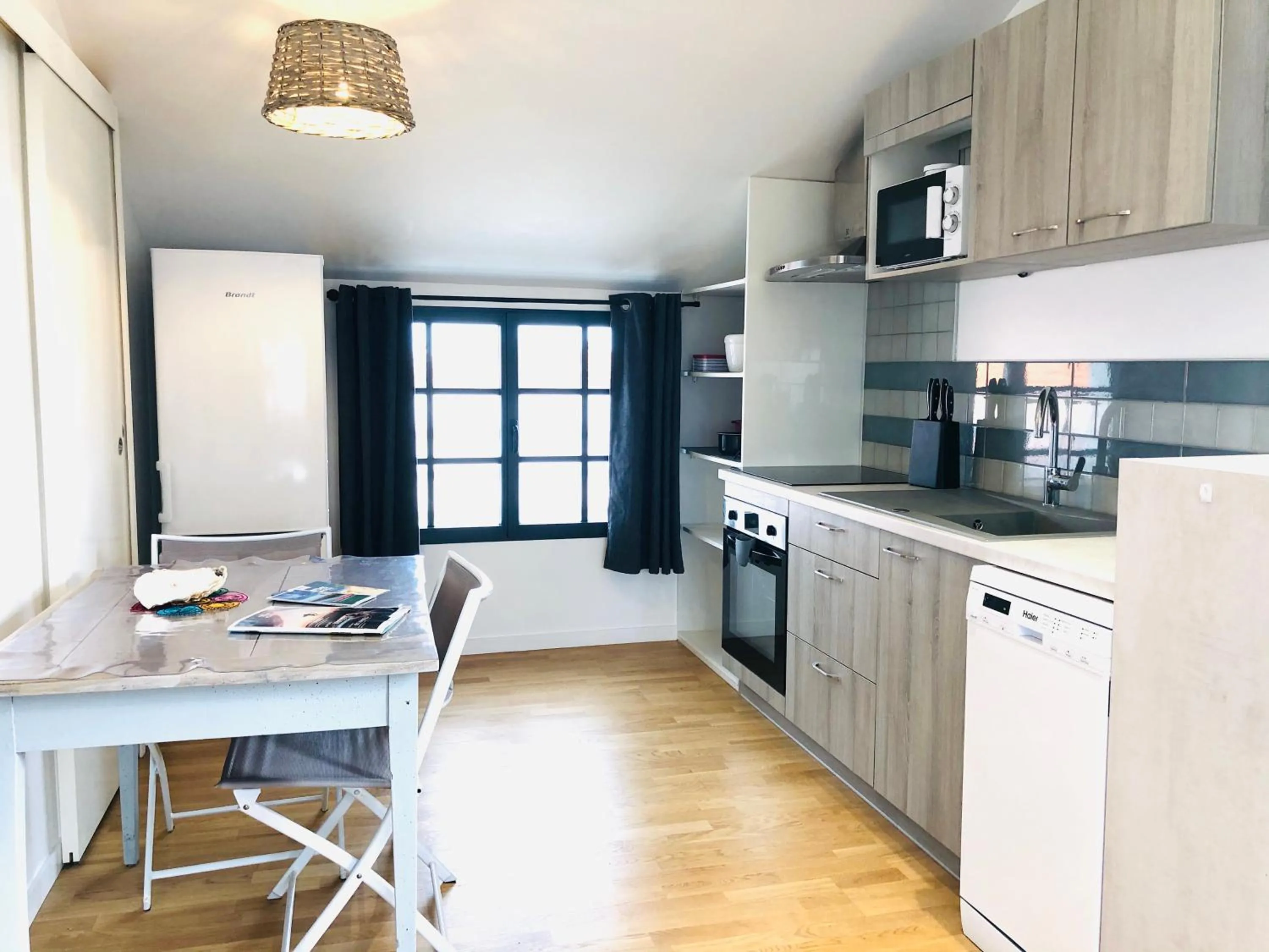 Kitchen or kitchenette in Clos des Aigrettes -6 Gîtes de charme et confort à 30m du Port de La Cotinière