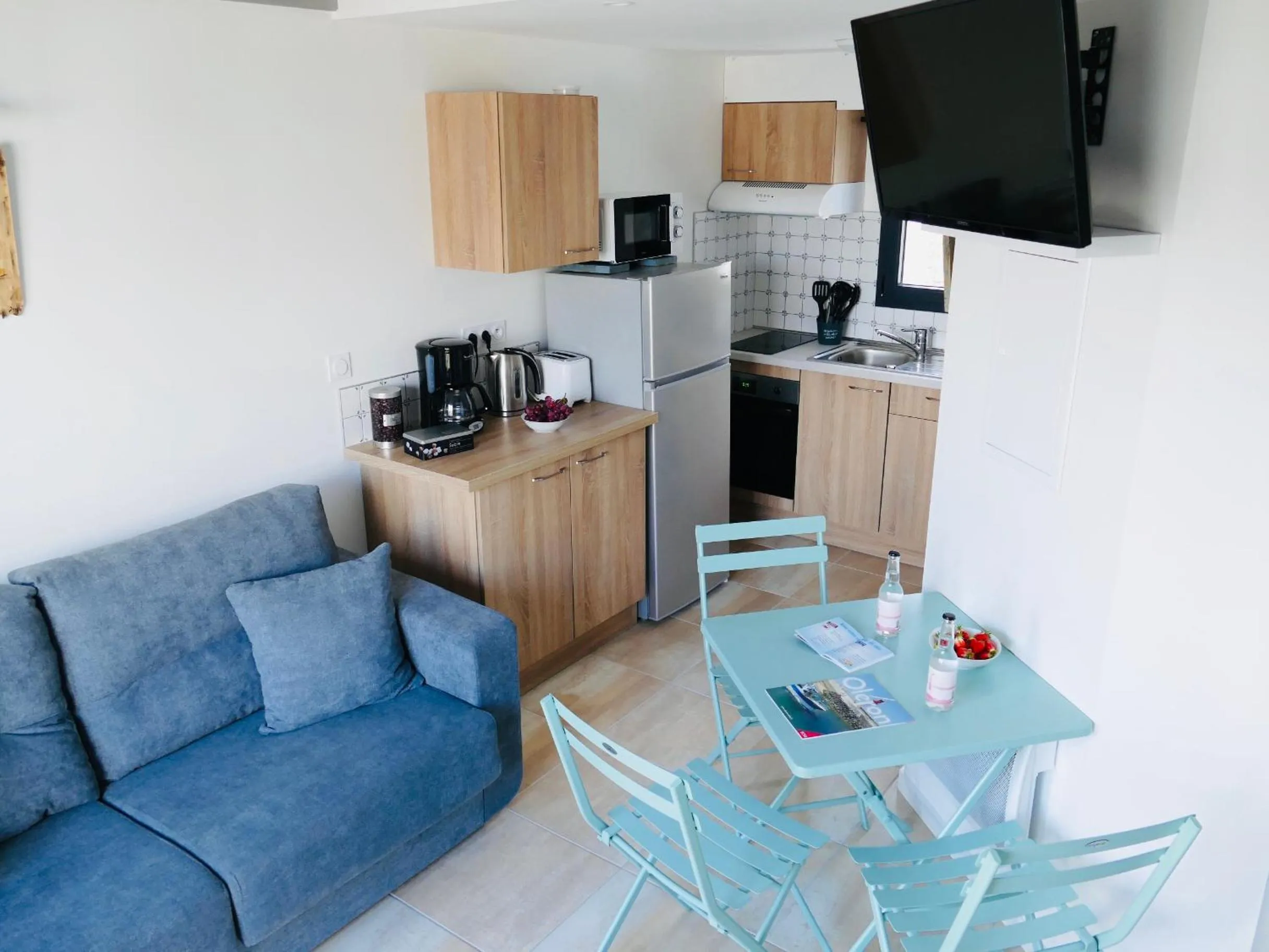 TV and multimedia in Clos des Aigrettes -6 Gîtes de charme et confort à 30m du Port de La Cotinière