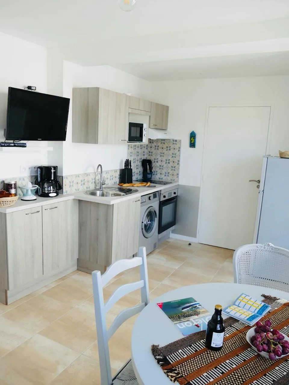 Kitchen or kitchenette in Clos des Aigrettes -6 Gîtes de charme et confort à 30m du Port de La Cotinière