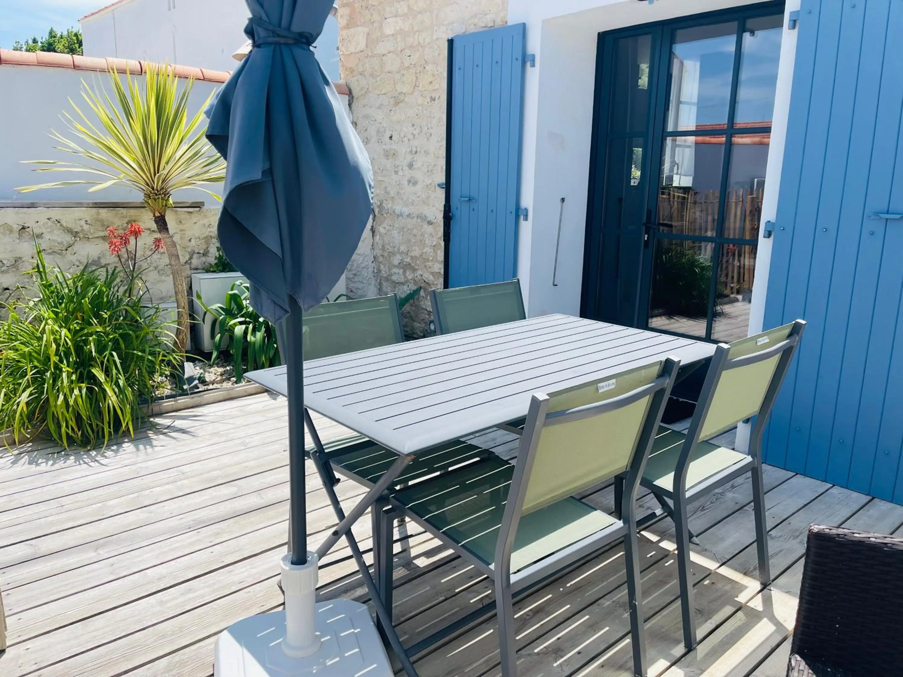 Patio in Clos des Aigrettes -6 Gîtes de charme et confort à 30m du Port de La Cotinière