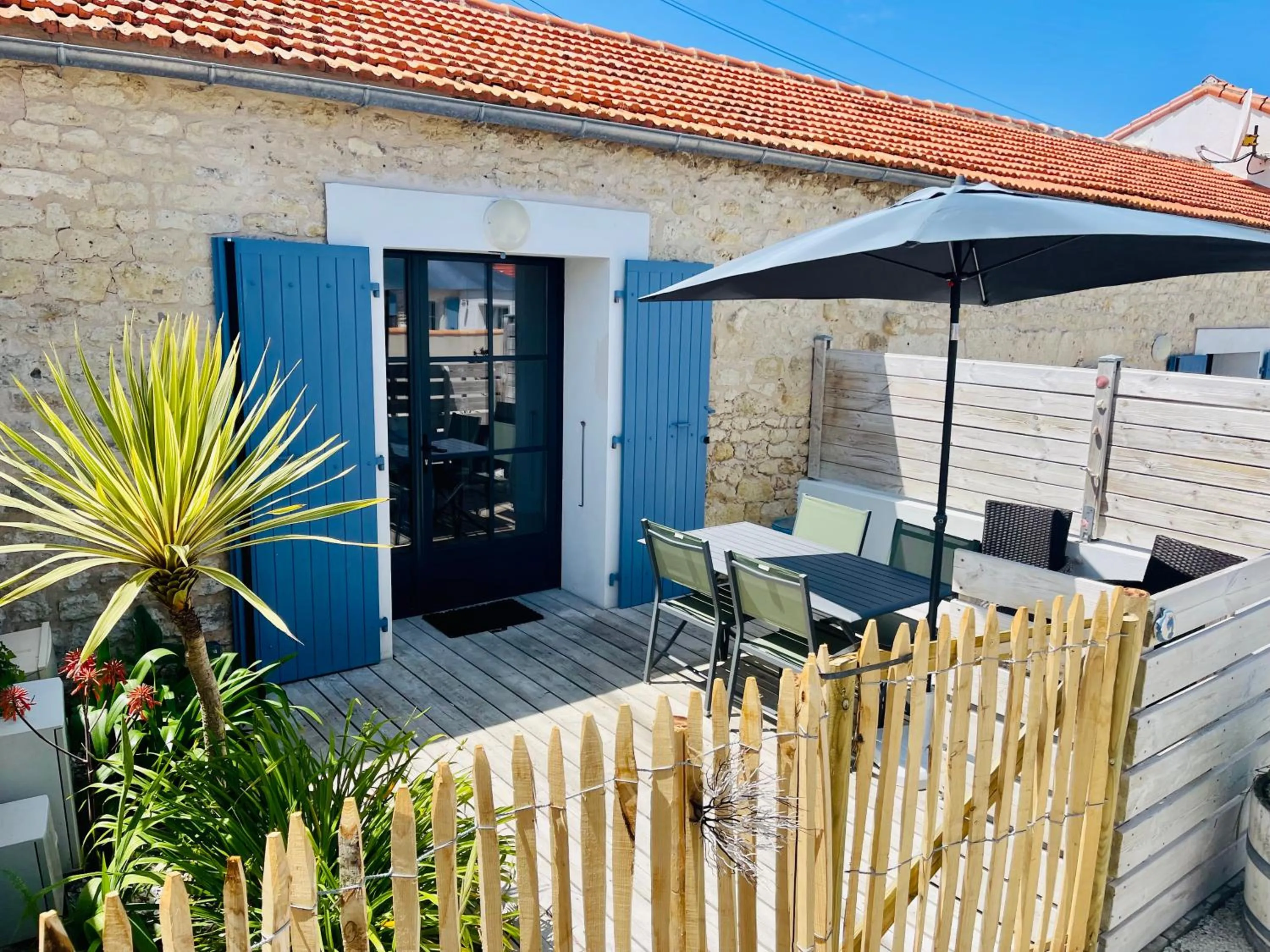 Patio in Clos des Aigrettes -6 Gîtes de charme et confort à 30m du Port de La Cotinière