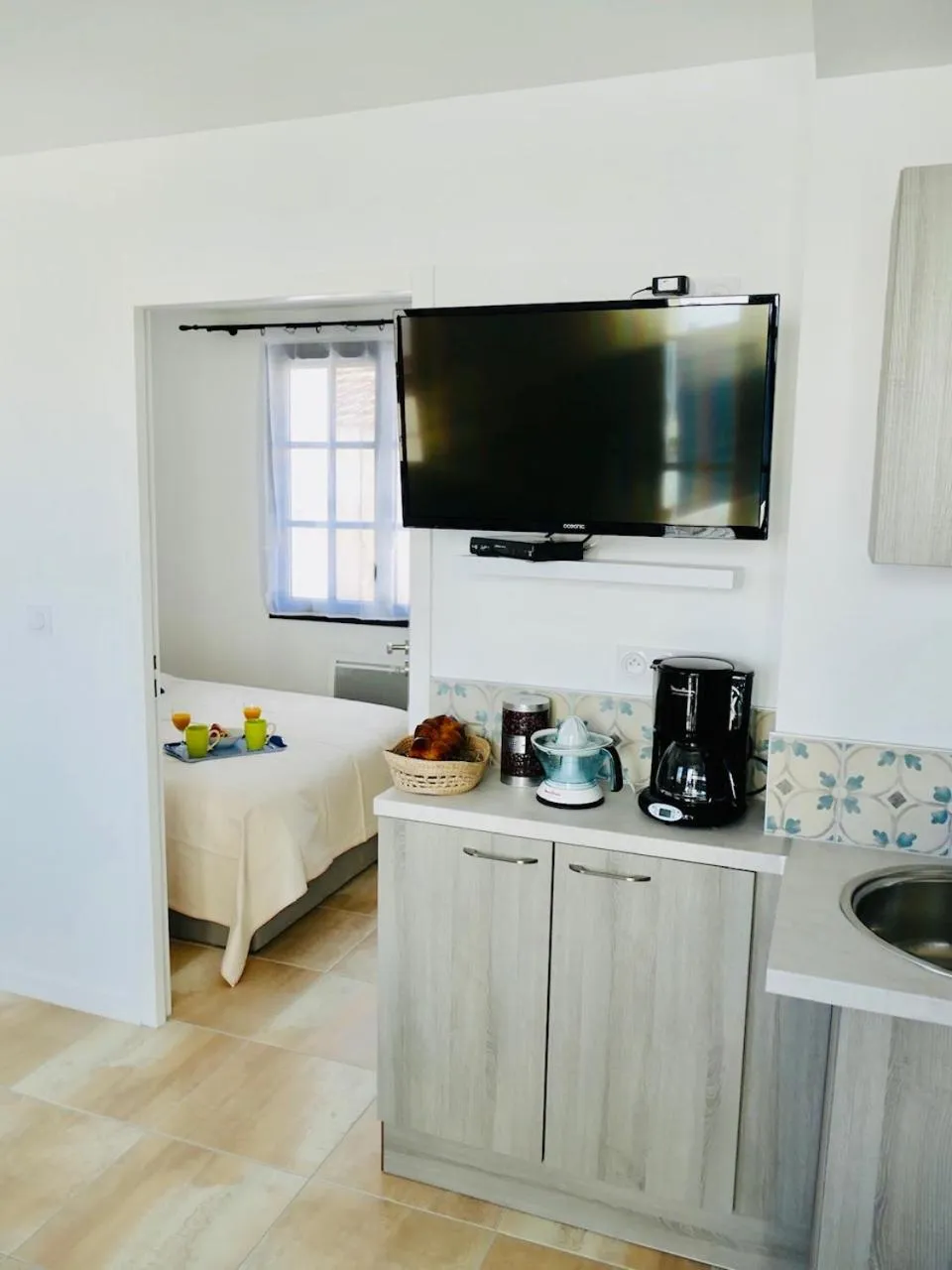 Communal lounge/ TV room in Clos des Aigrettes -6 Gîtes de charme et confort à 30m du Port de La Cotinière