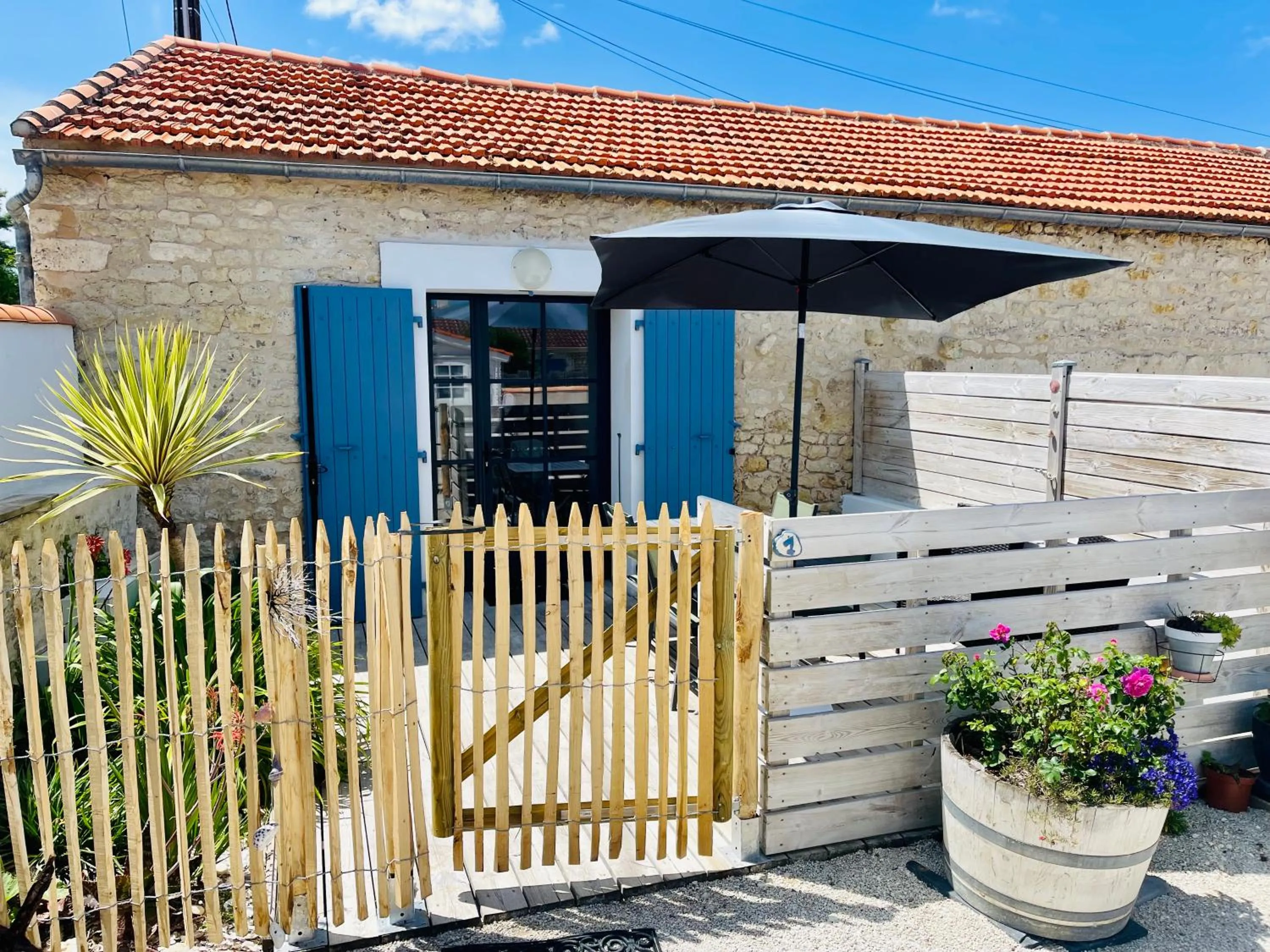 Patio in Clos des Aigrettes -6 Gîtes de charme et confort à 30m du Port de La Cotinière