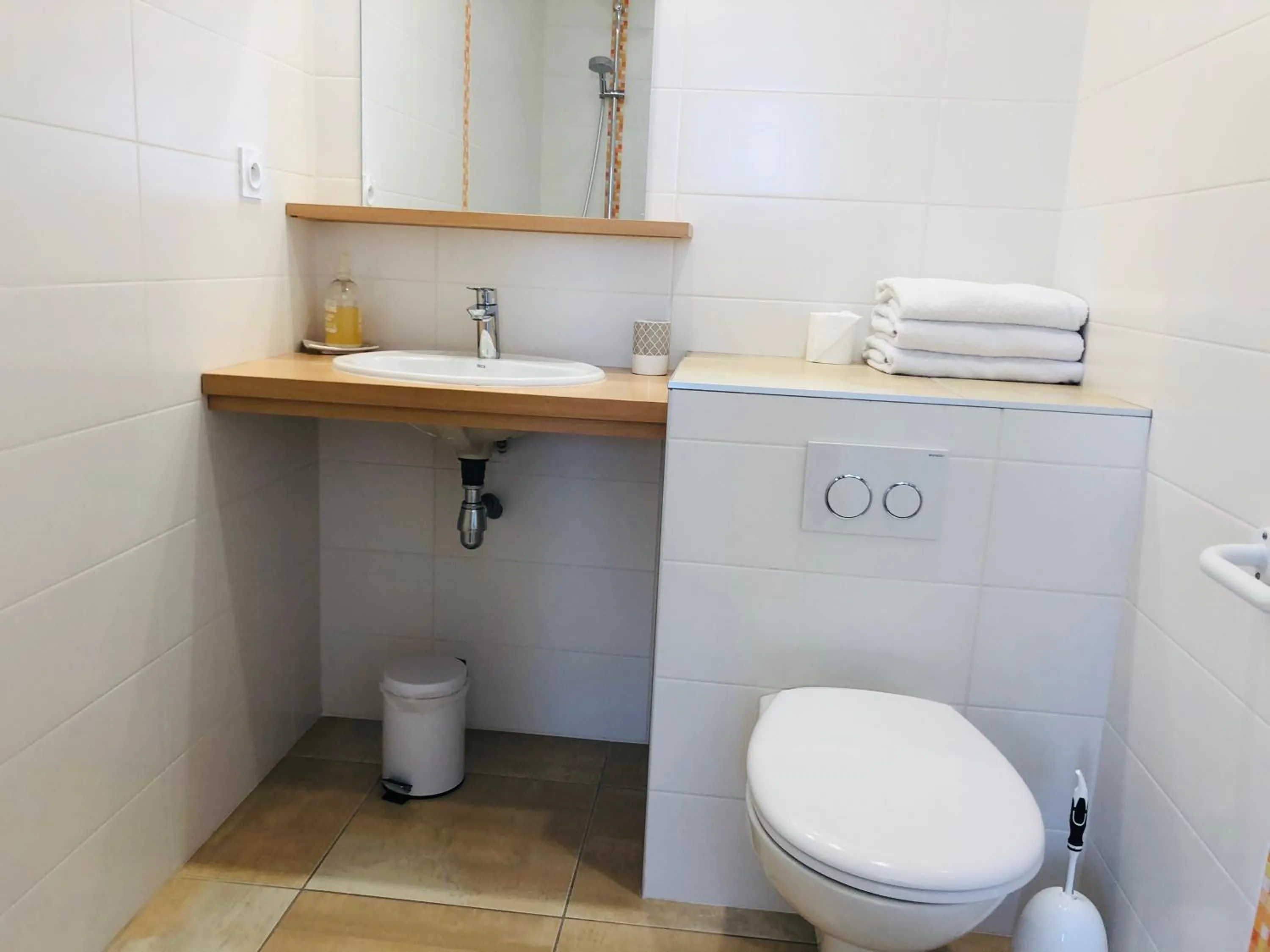 Toilet in Clos des Aigrettes -6 Gîtes de charme et confort à 30m du Port de La Cotinière