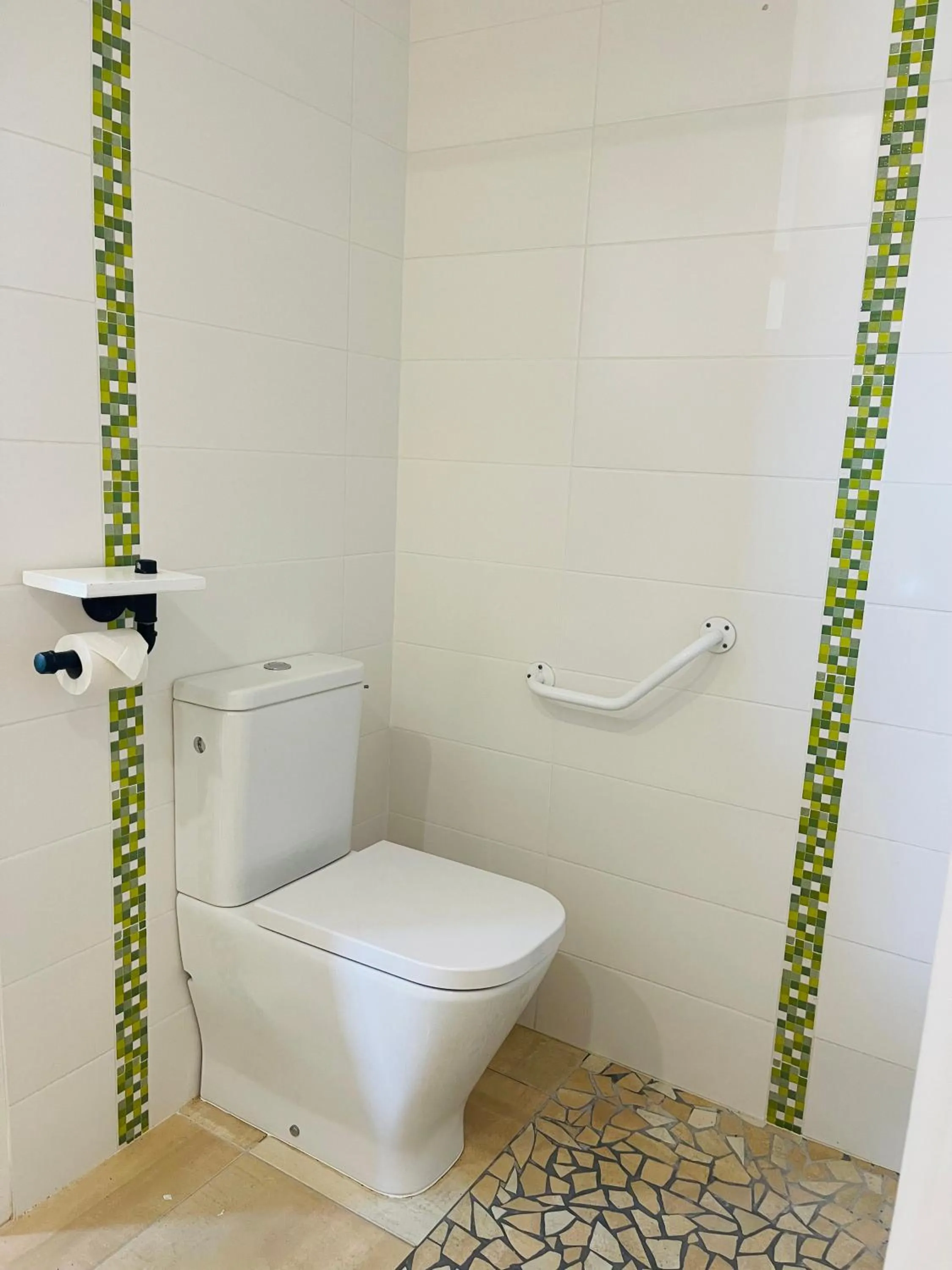 Toilet in Clos des Aigrettes -6 Gîtes de charme et confort à 30m du Port de La Cotinière