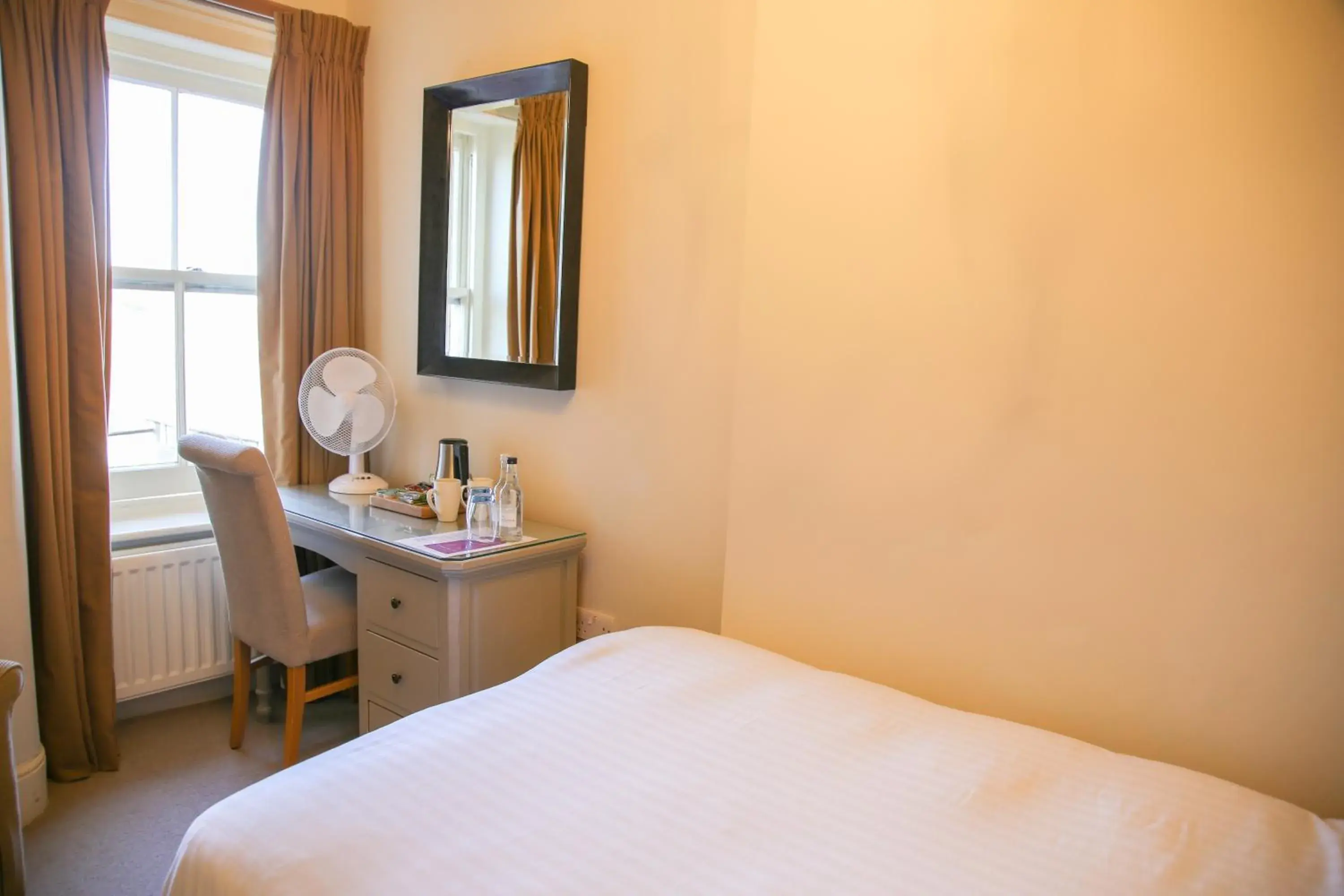 Single Room with Bathroom in The Bell Hotel Single Room with Bathroom in The Bell Hotel