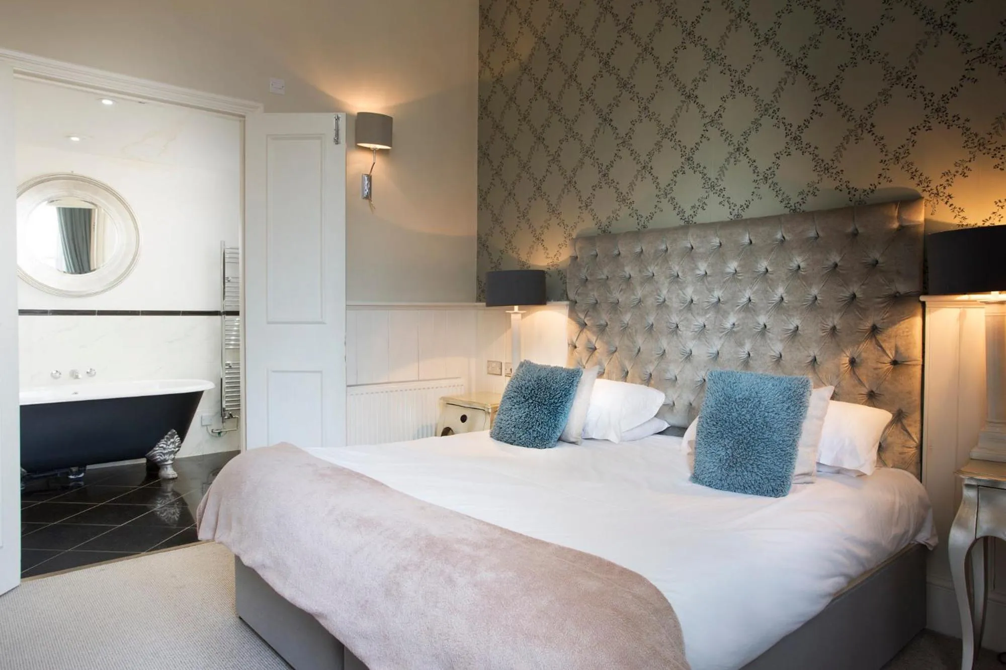 Bedroom, Bed in The Bell Hotel