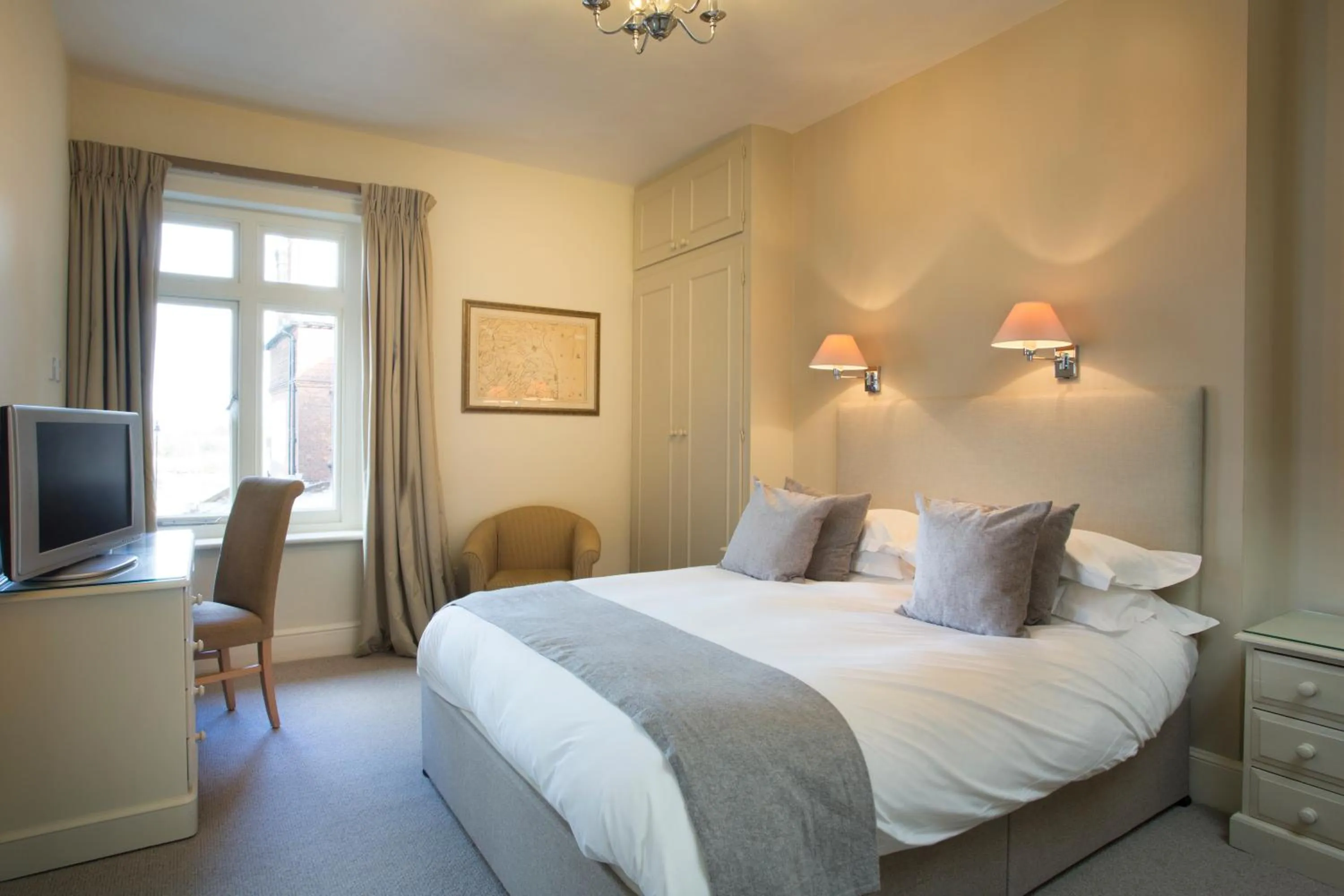 Photo of the whole room, Bed in The Bell Hotel