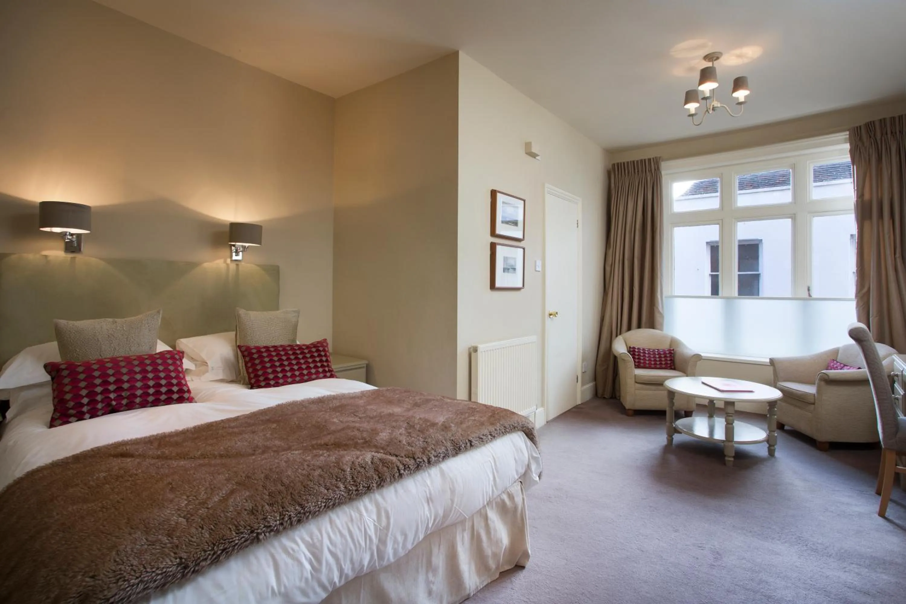 Day, Bed in The Bell Hotel