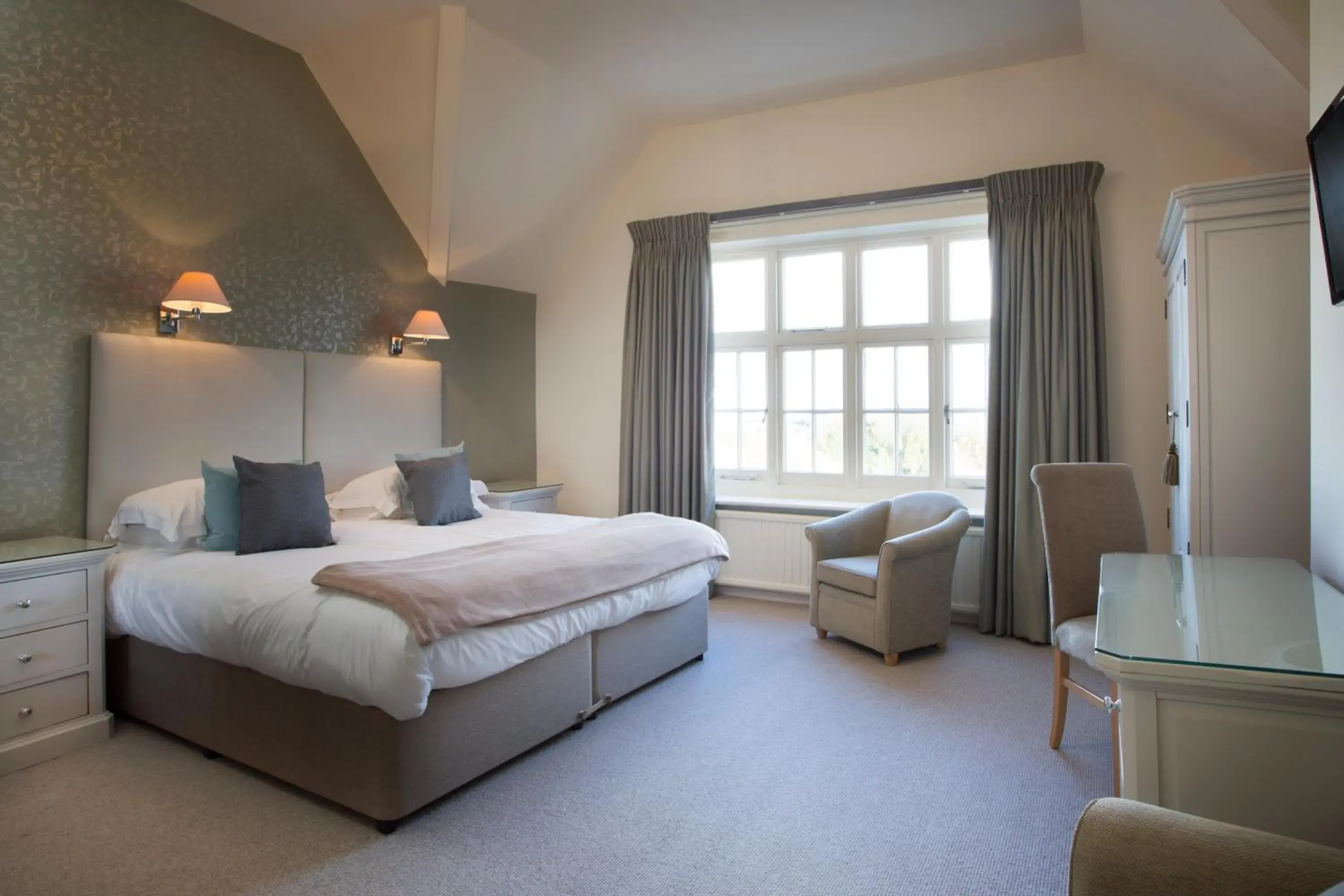 Double Room with River View in The Bell Hotel Double Room with River View in The Bell Hotel