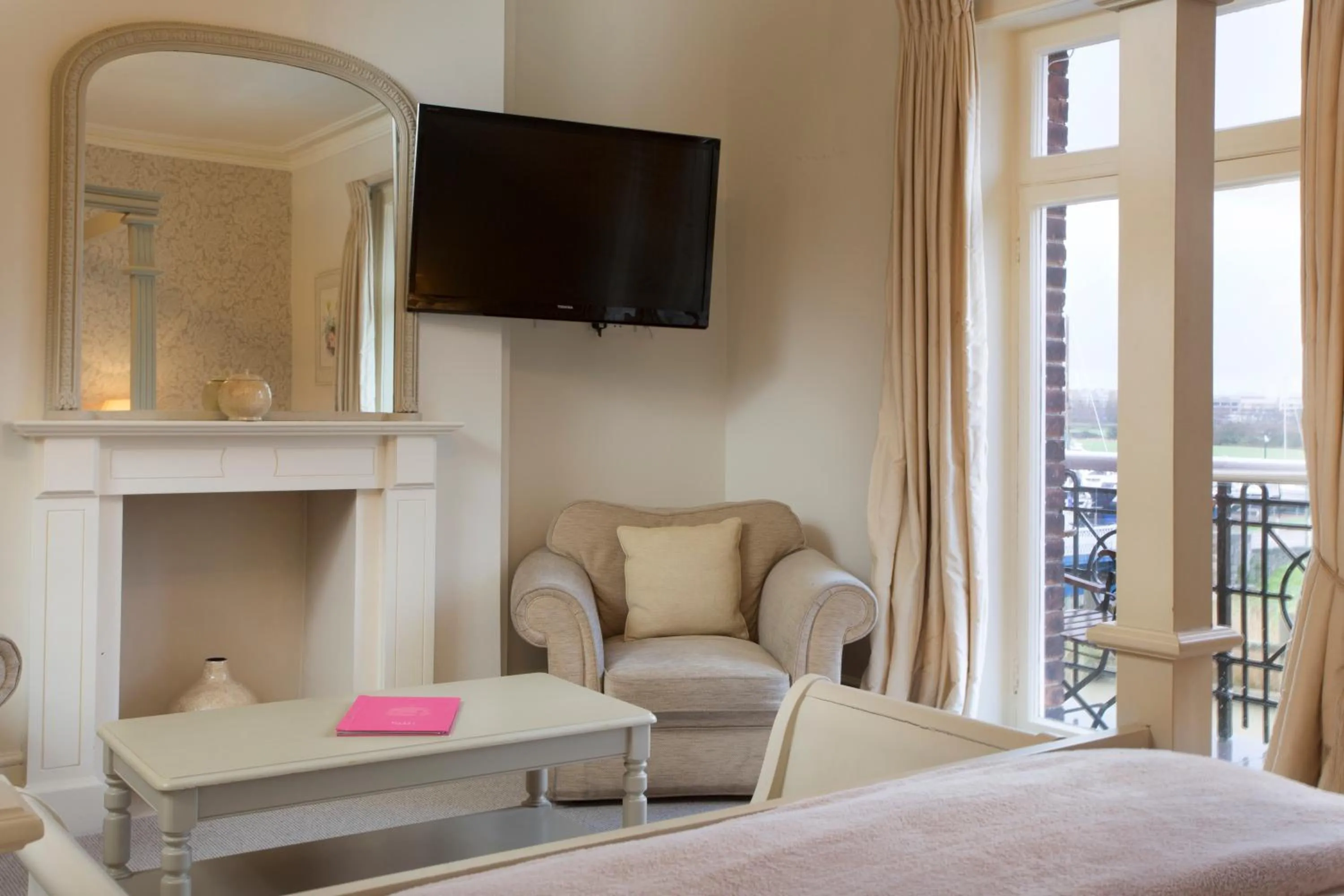 Photo of the whole room, Bed in The Bell Hotel