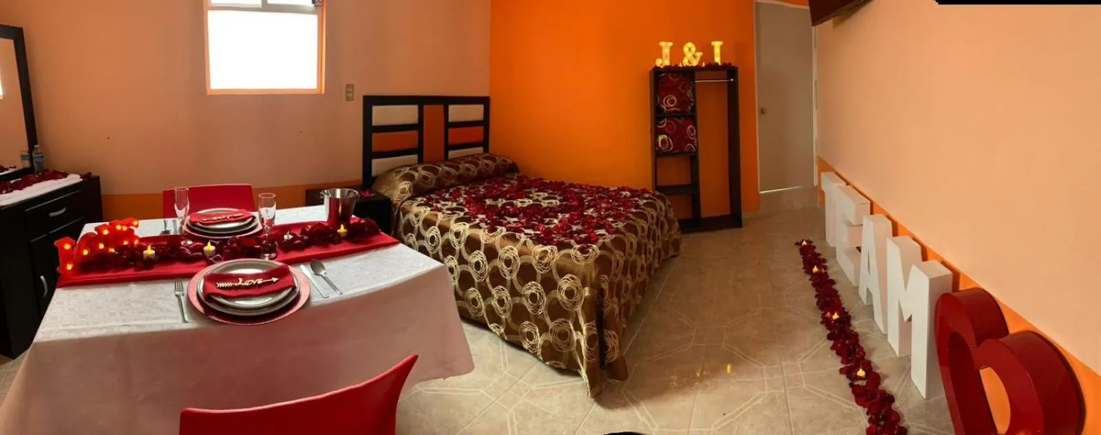 Photo of the whole room in Hotel Villa De Las Flores