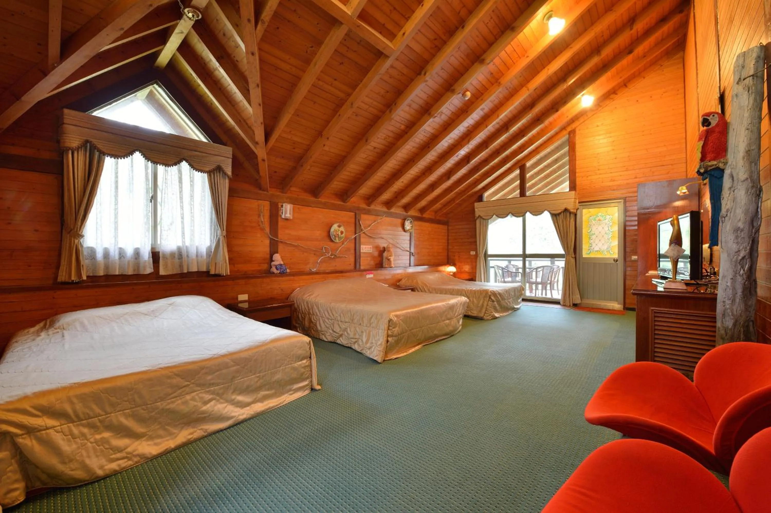 Bed in Shinmingshan Holiday Inn