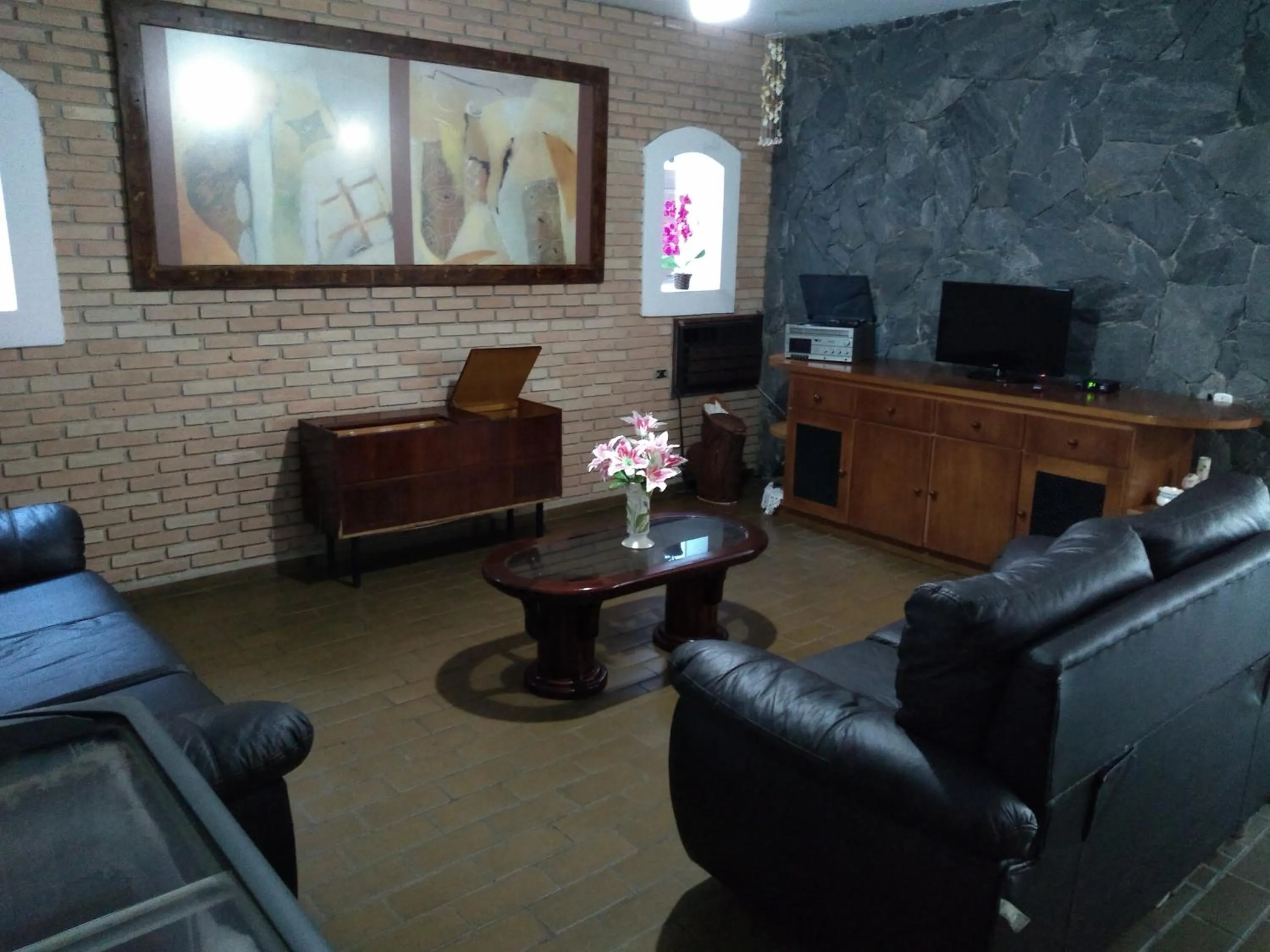 Communal lounge/ TV room in Hotel Portal da Praia