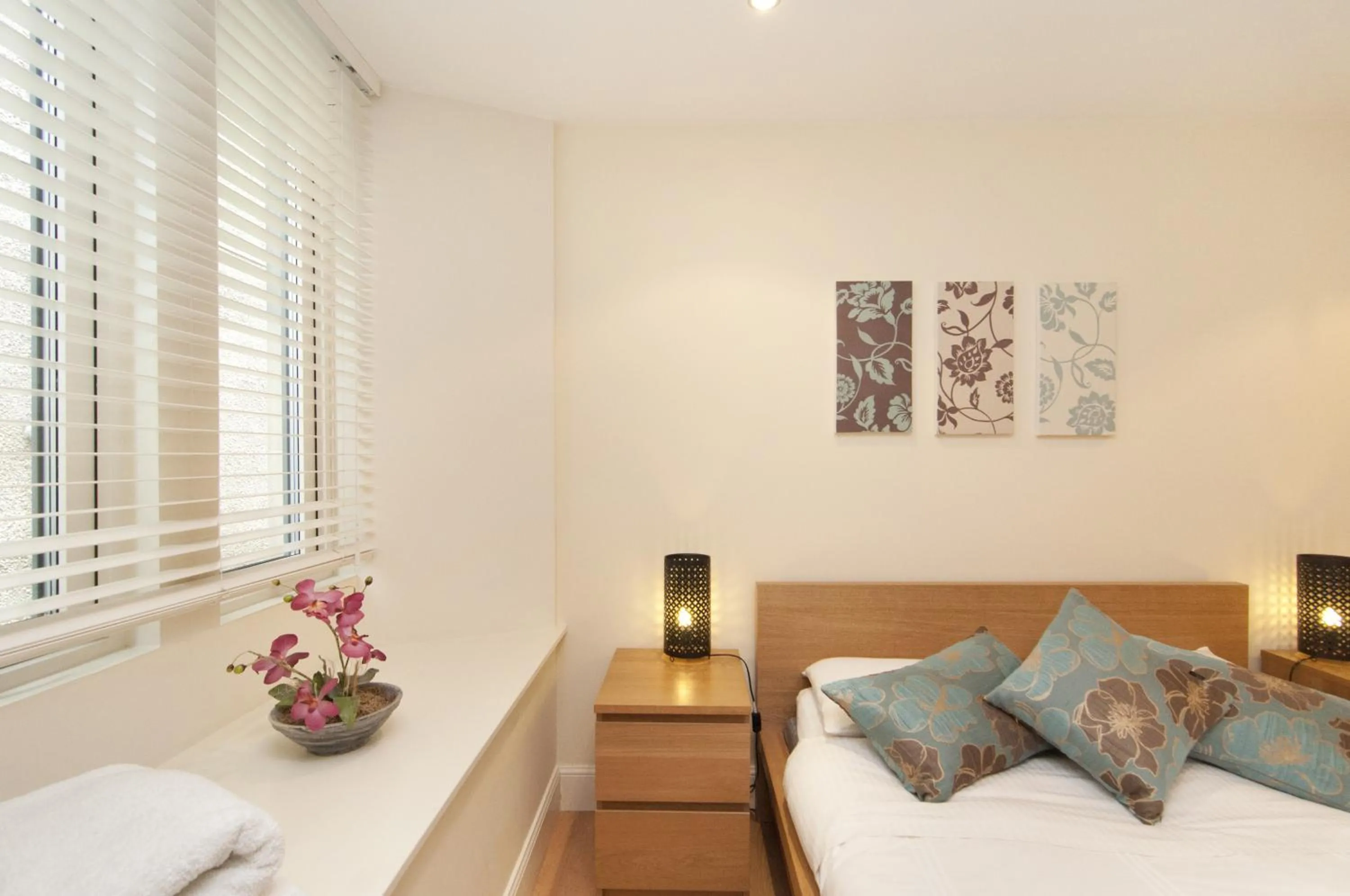 Bedroom, Bed in Edinburgh Church Apartments
