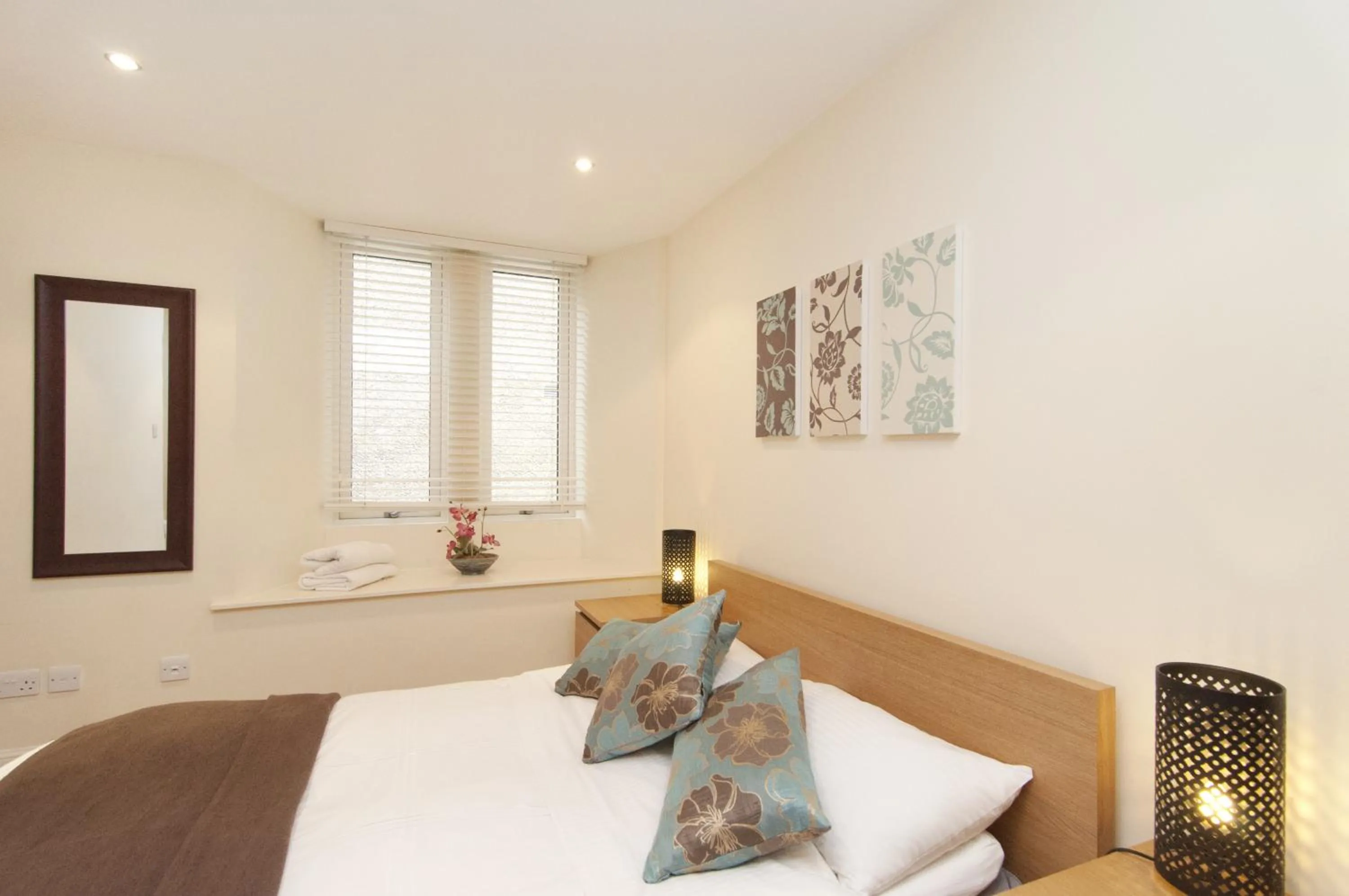 Bedroom, Bed in Edinburgh Church Apartments