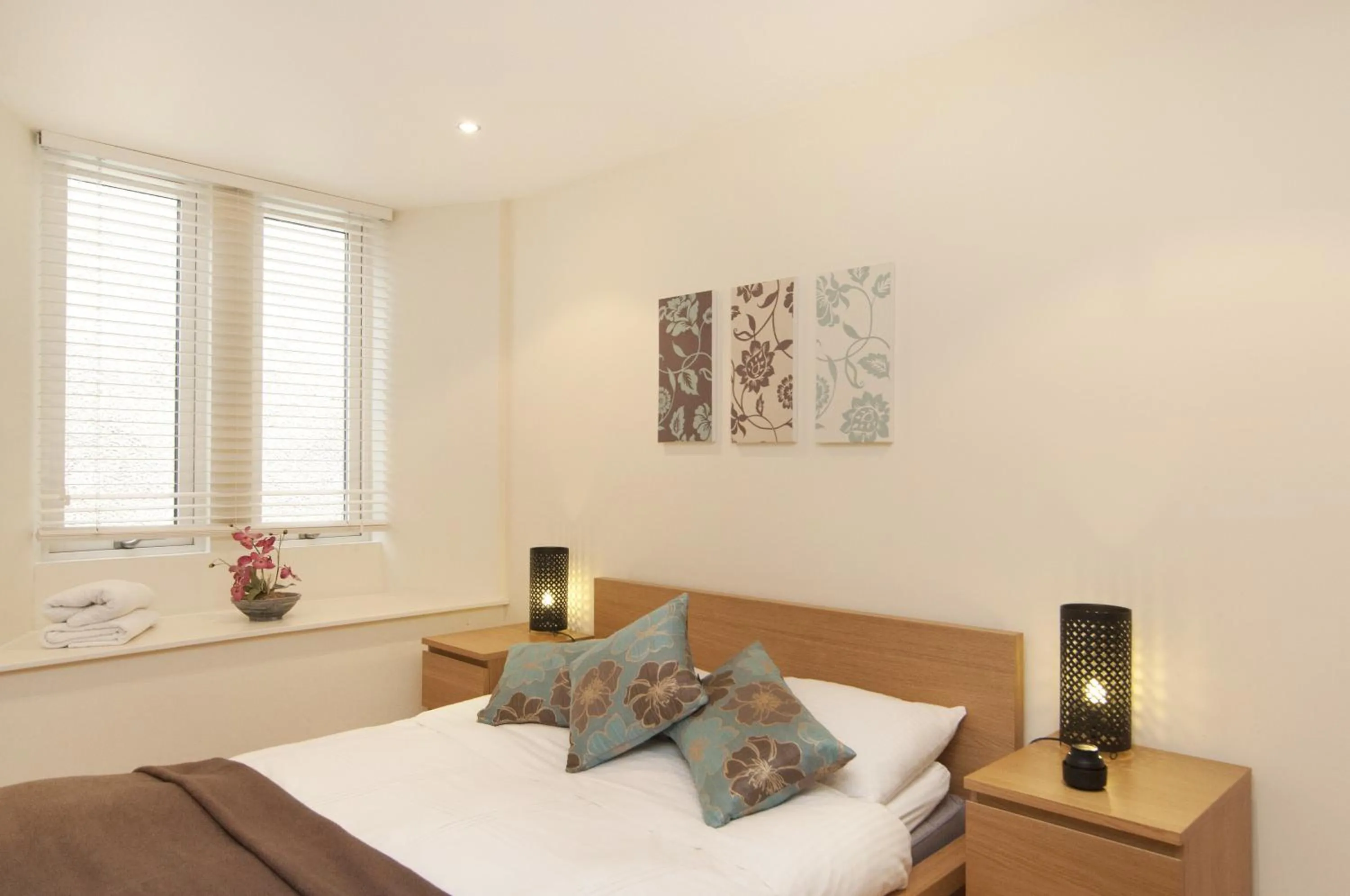 Bedroom, Bed in Edinburgh Church Apartments