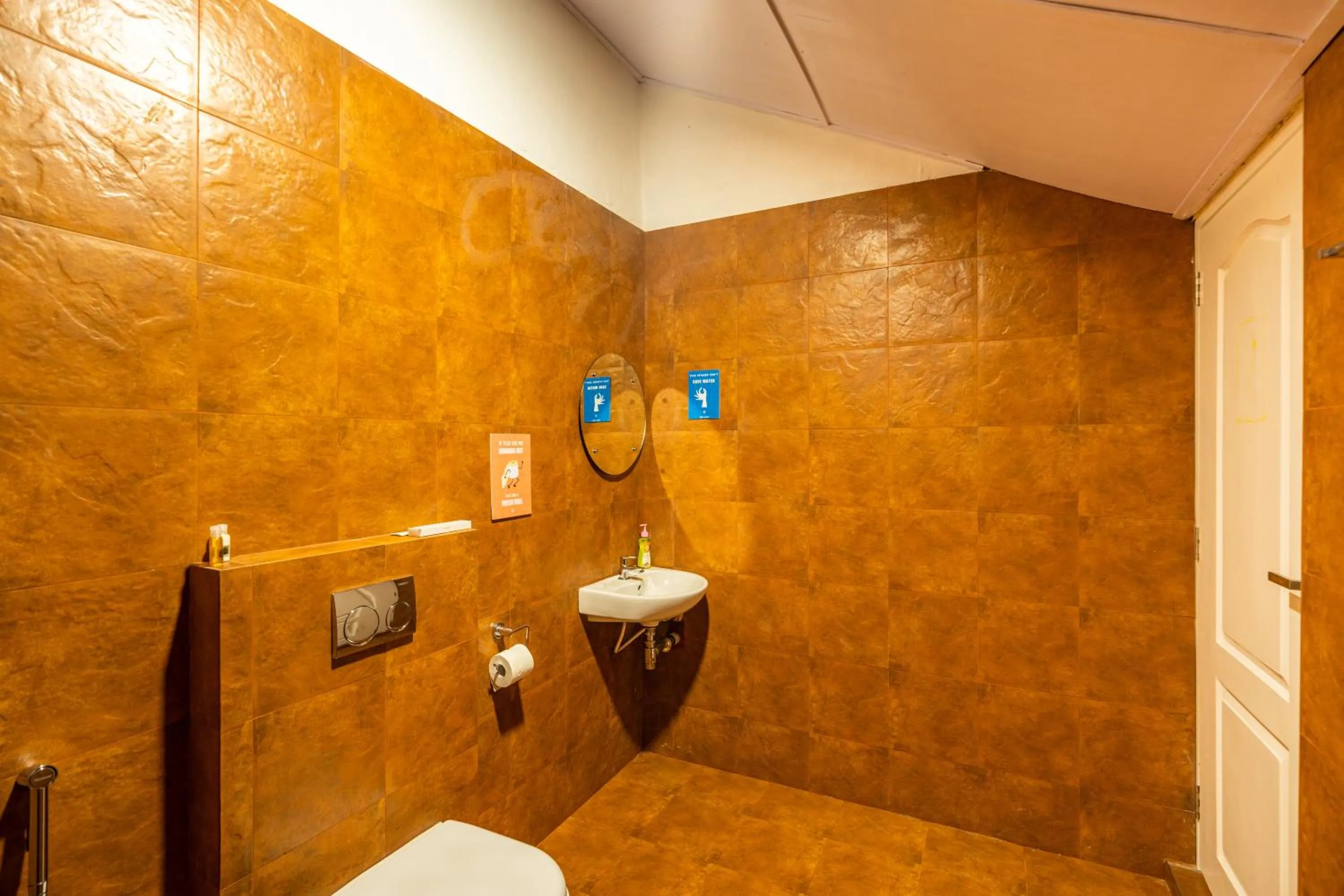 Shower in Zostel Plus Wayanad