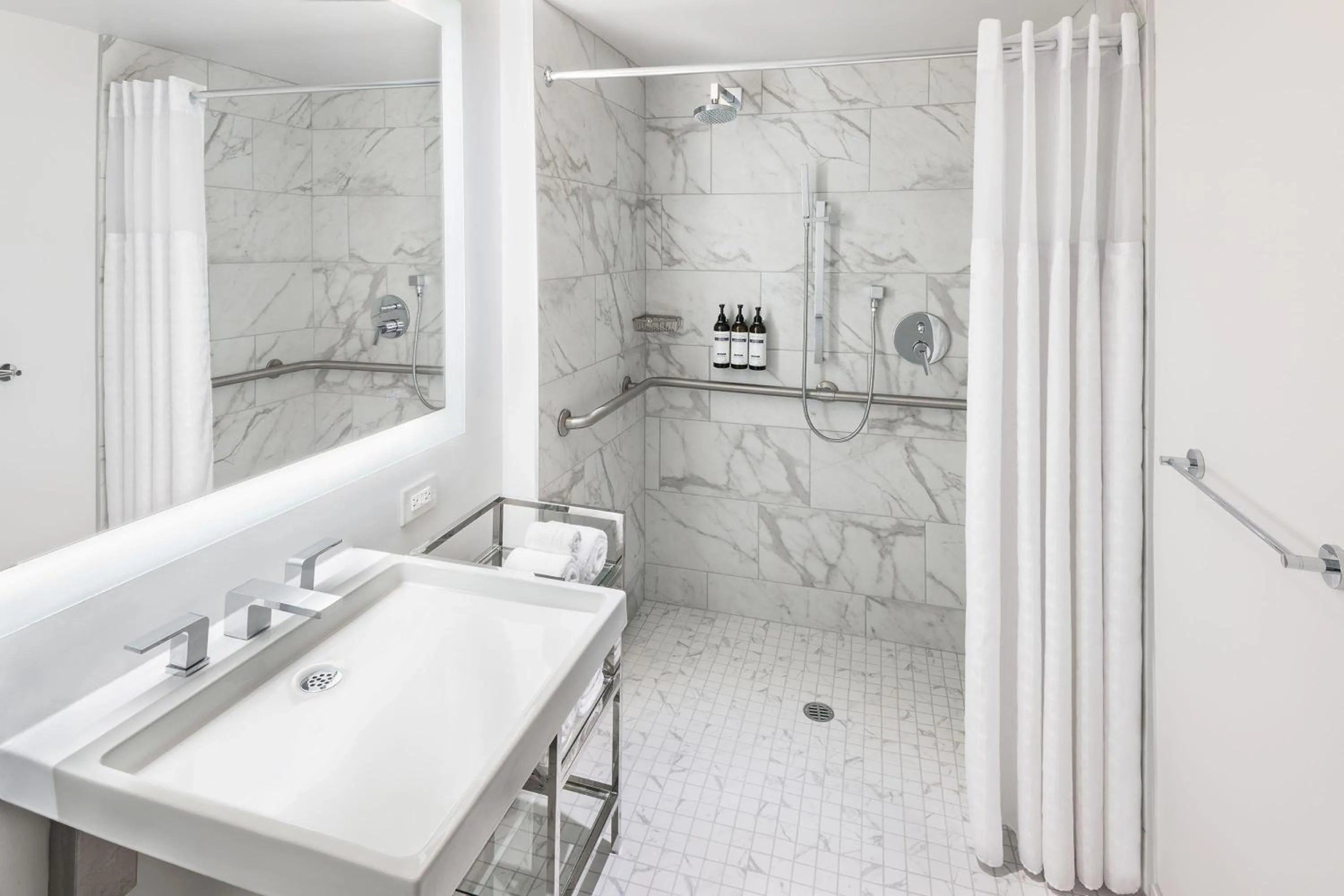 Bathroom in Hyatt Regency Schaumburg Chicago