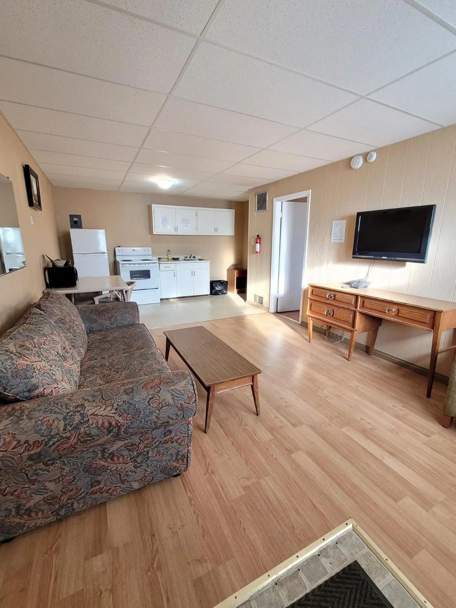 Seating area, Bed in Shannon Motel