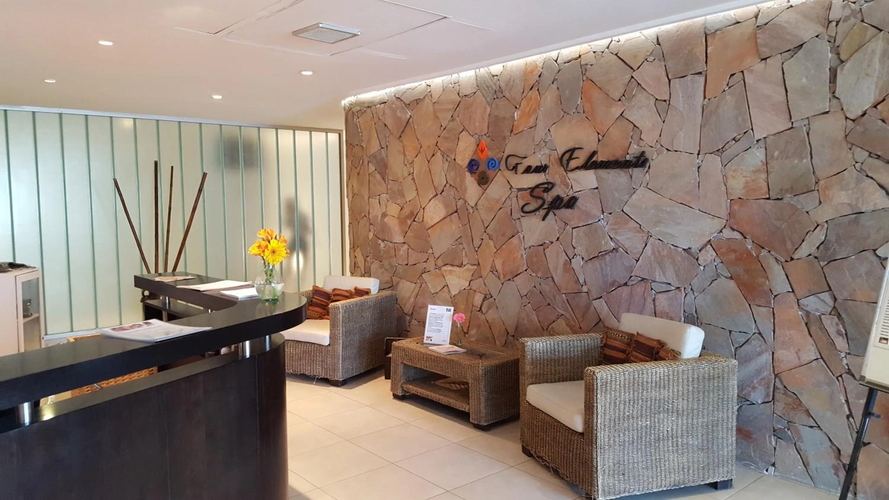 Communal lounge/ TV room in Howard Johnson by Wyndham San Pedro