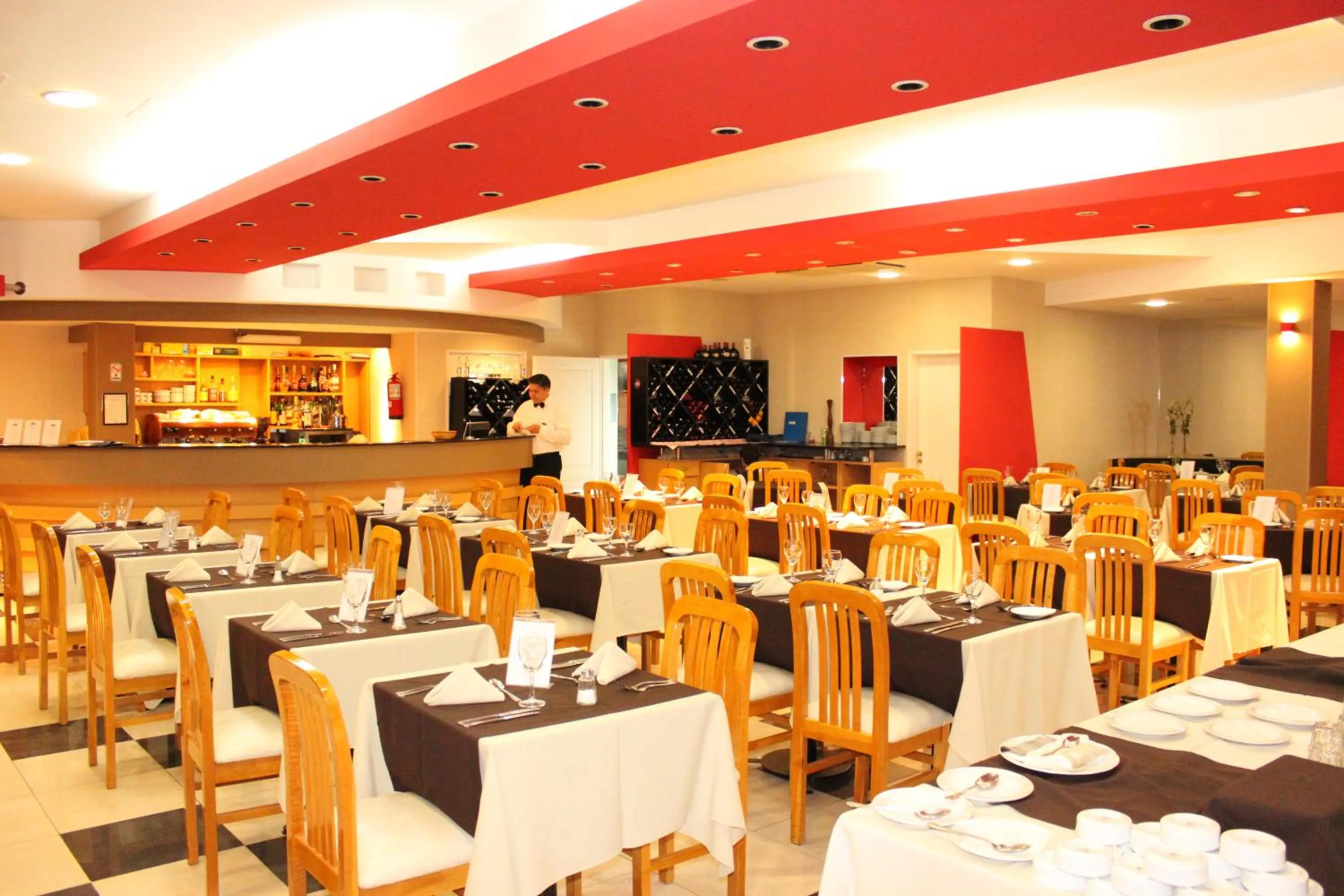 Restaurant/places to eat in Howard Johnson by Wyndham San Pedro