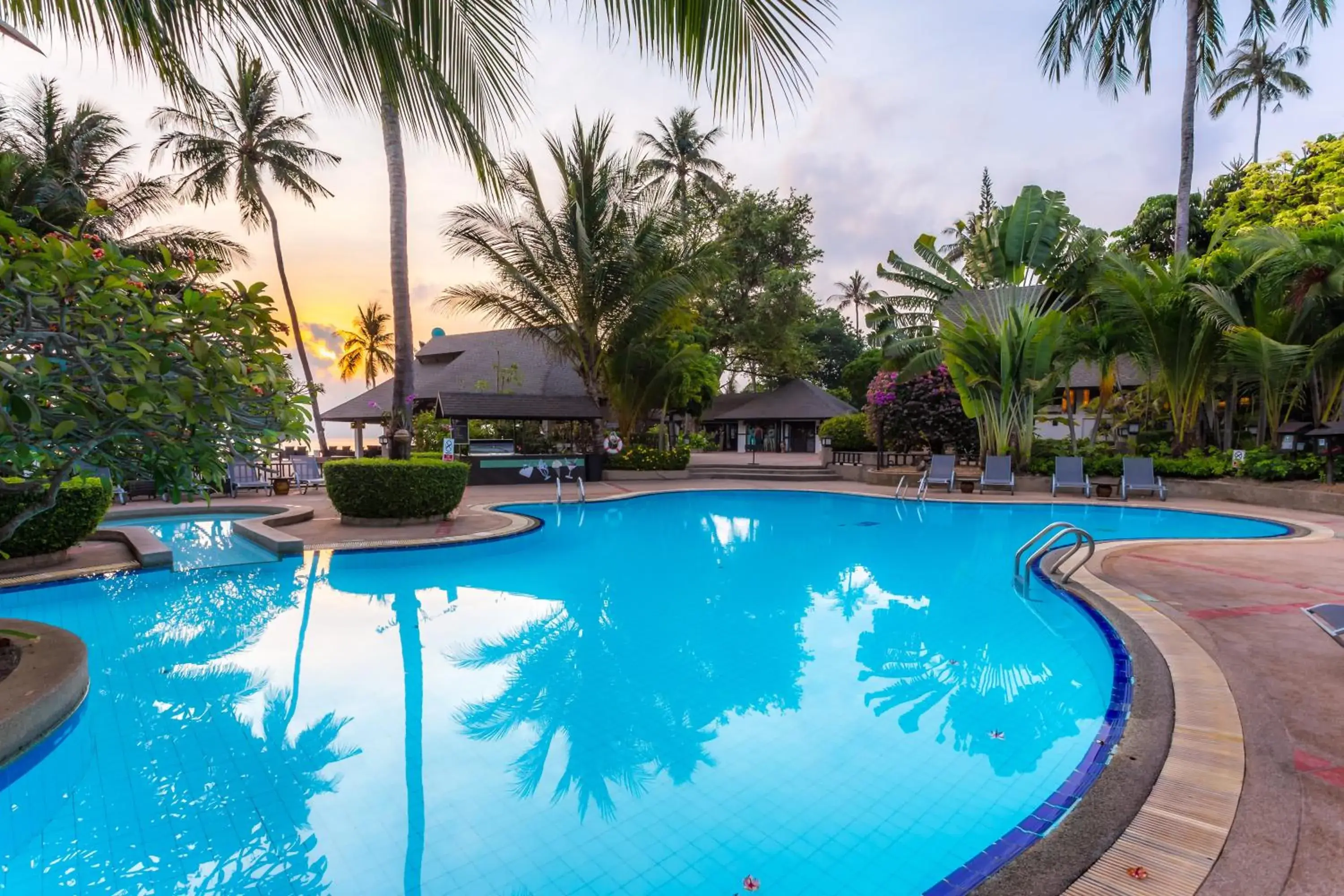 Swimming pool in Phi Phi Holiday Resort Swimming pool in Phi Phi Holiday Resort
