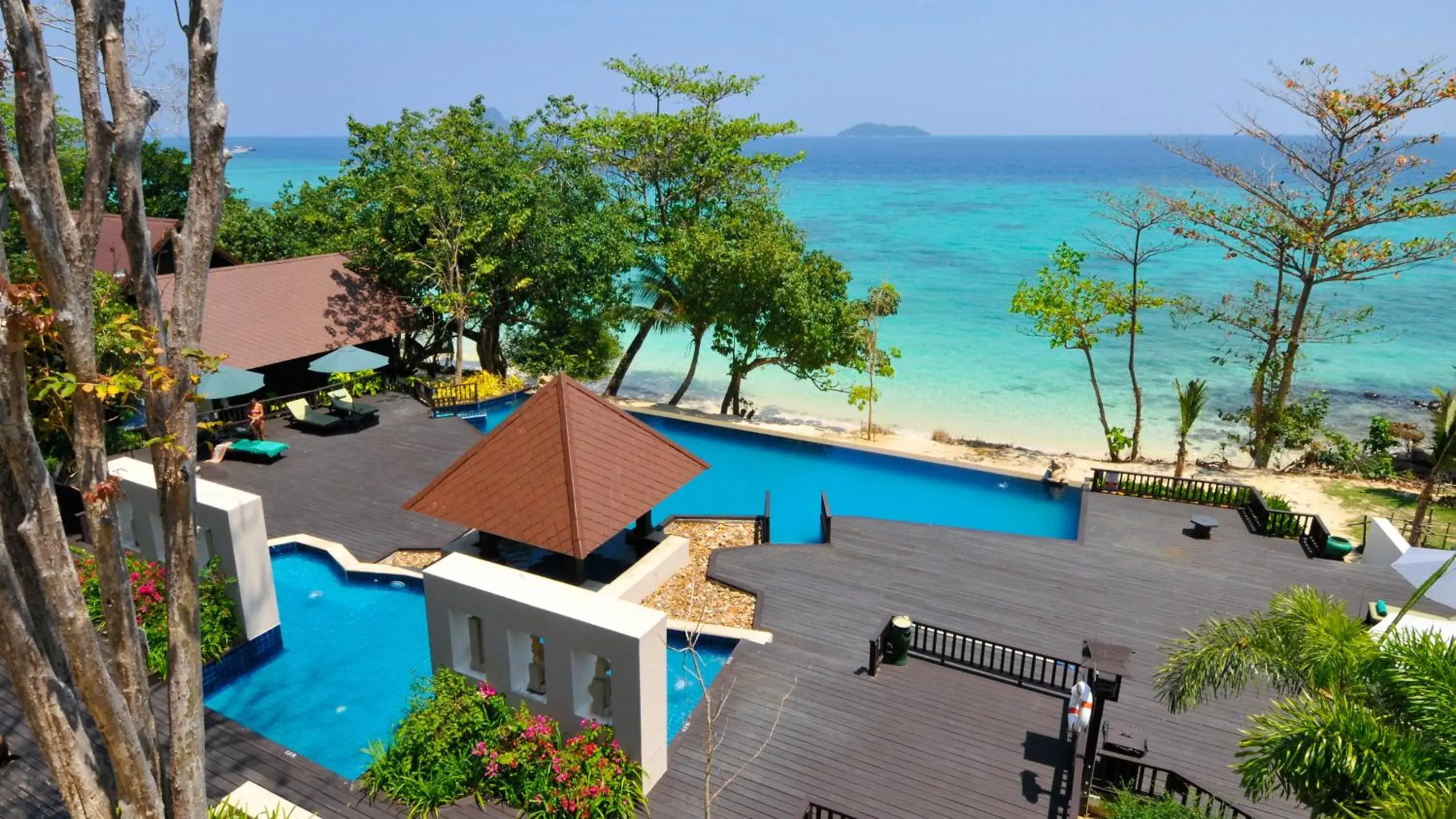 Swimming pool in Phi Phi Holiday Resort Swimming pool in Phi Phi Holiday Resort