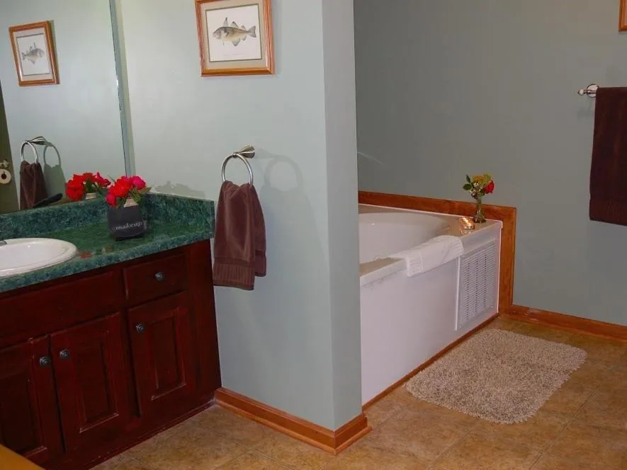 Bathroom in Long Mountain Lodge Bed & Breakfast