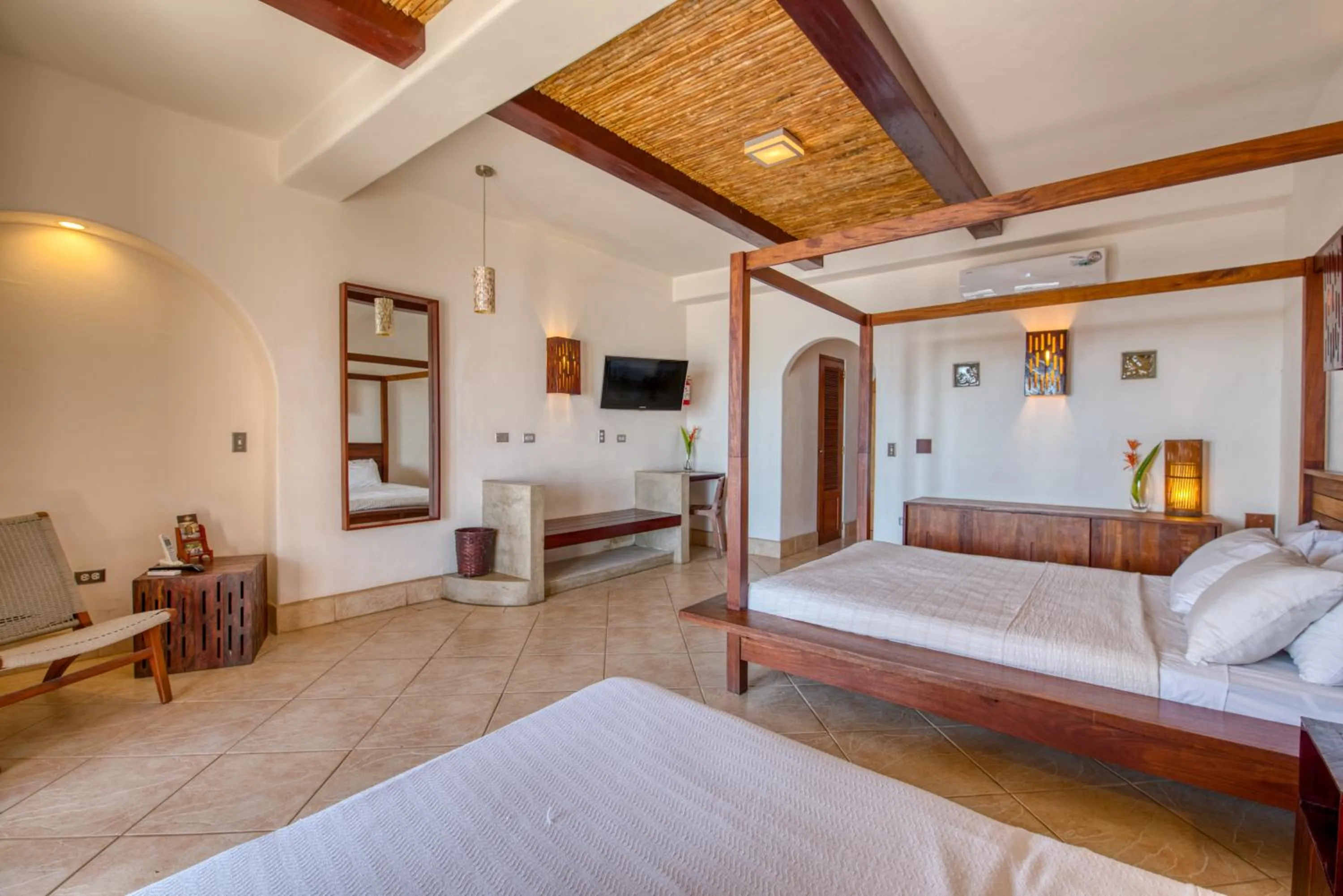 Living room, Bed in Hotel Alcazar