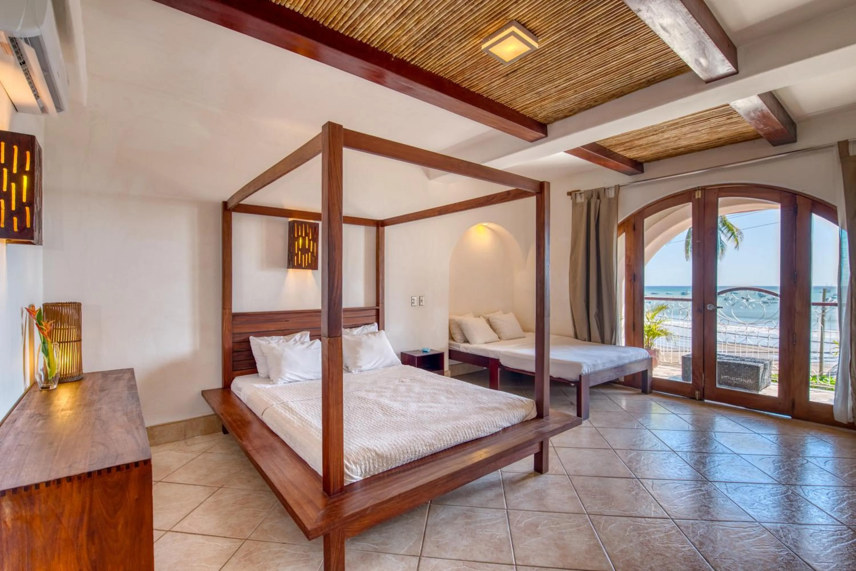 Photo of the whole room, Bed in Hotel Alcazar