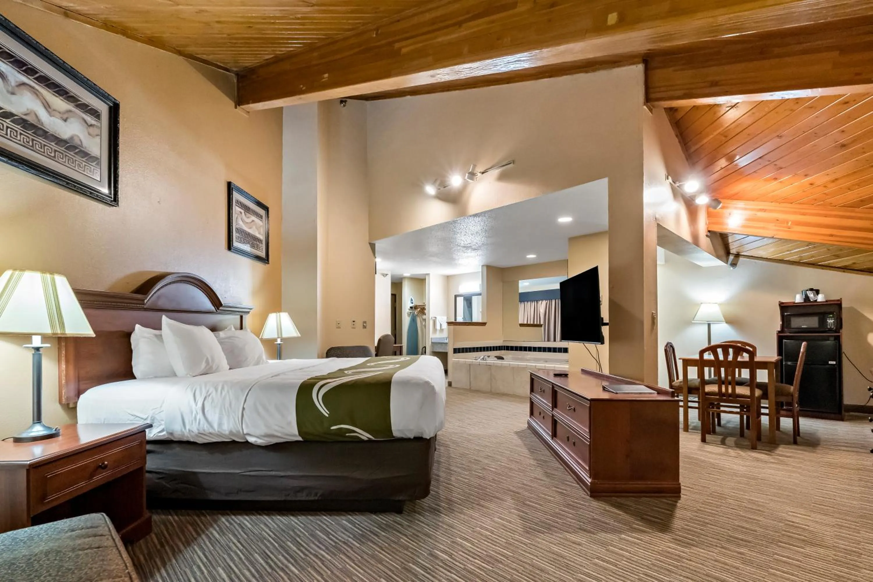 Bed in Quality Inn - Storm Lake