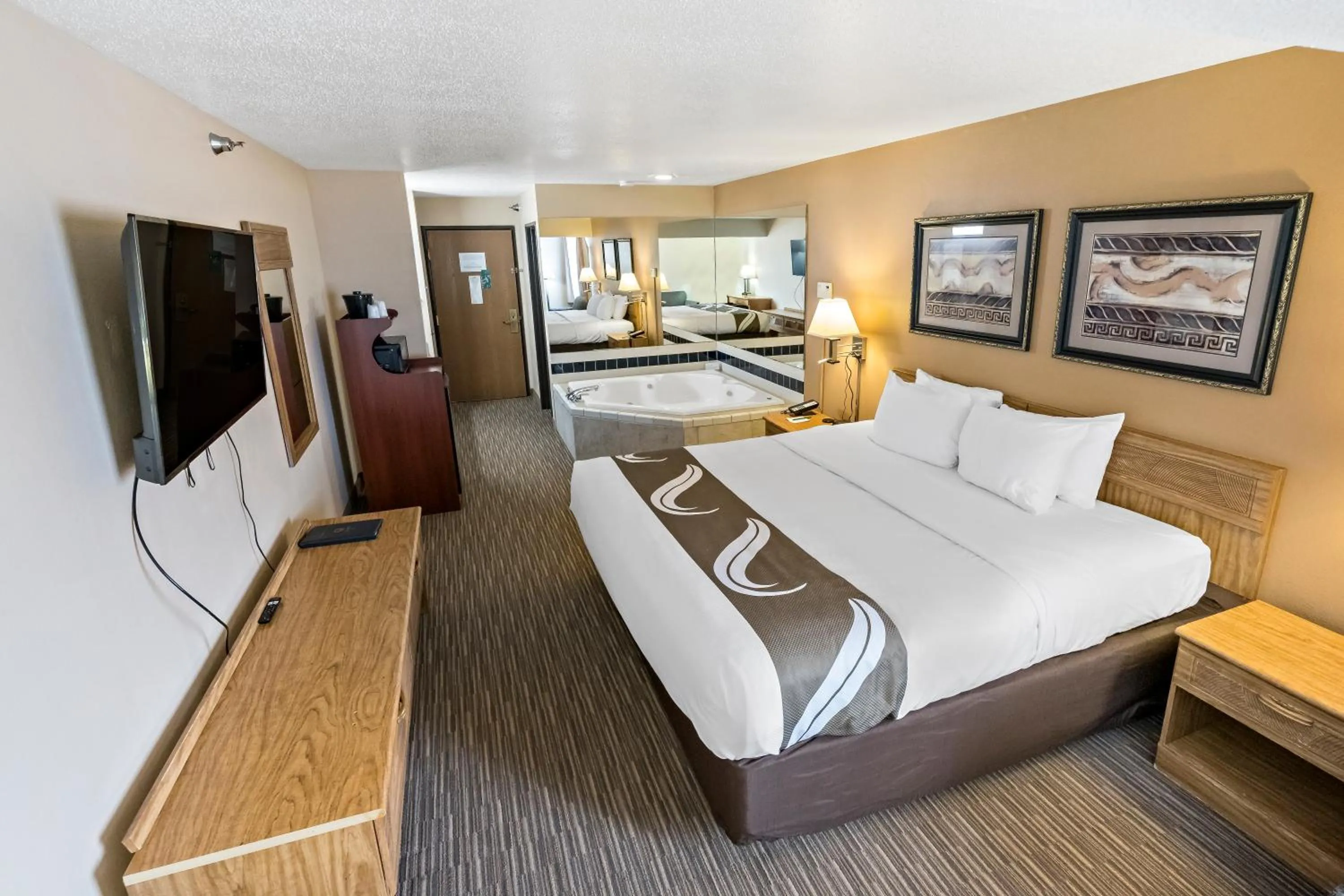 Bedroom, Bed in Quality Inn - Storm Lake