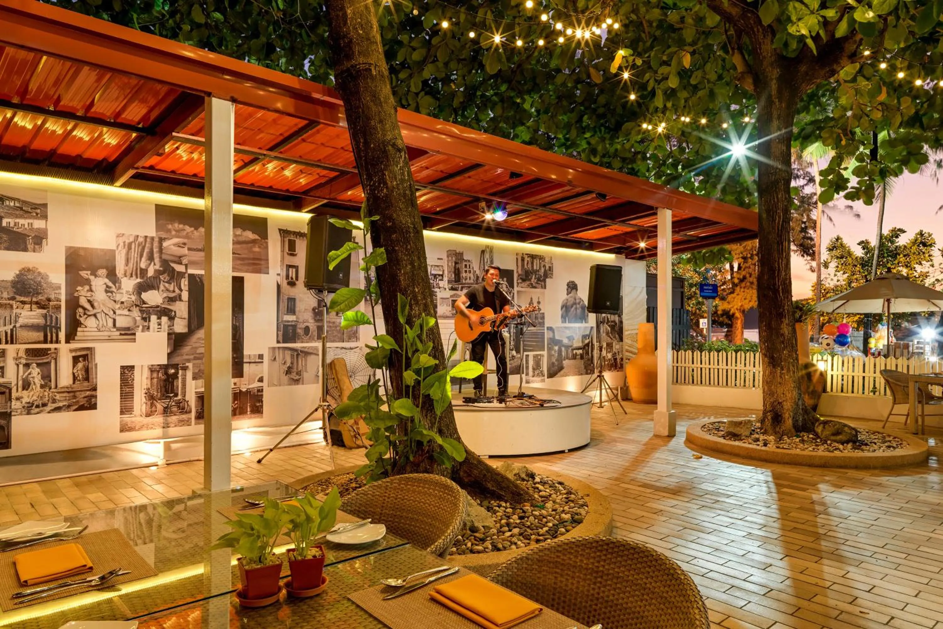 Restaurant/places to eat in Holiday Inn Resort Phuket by IHG