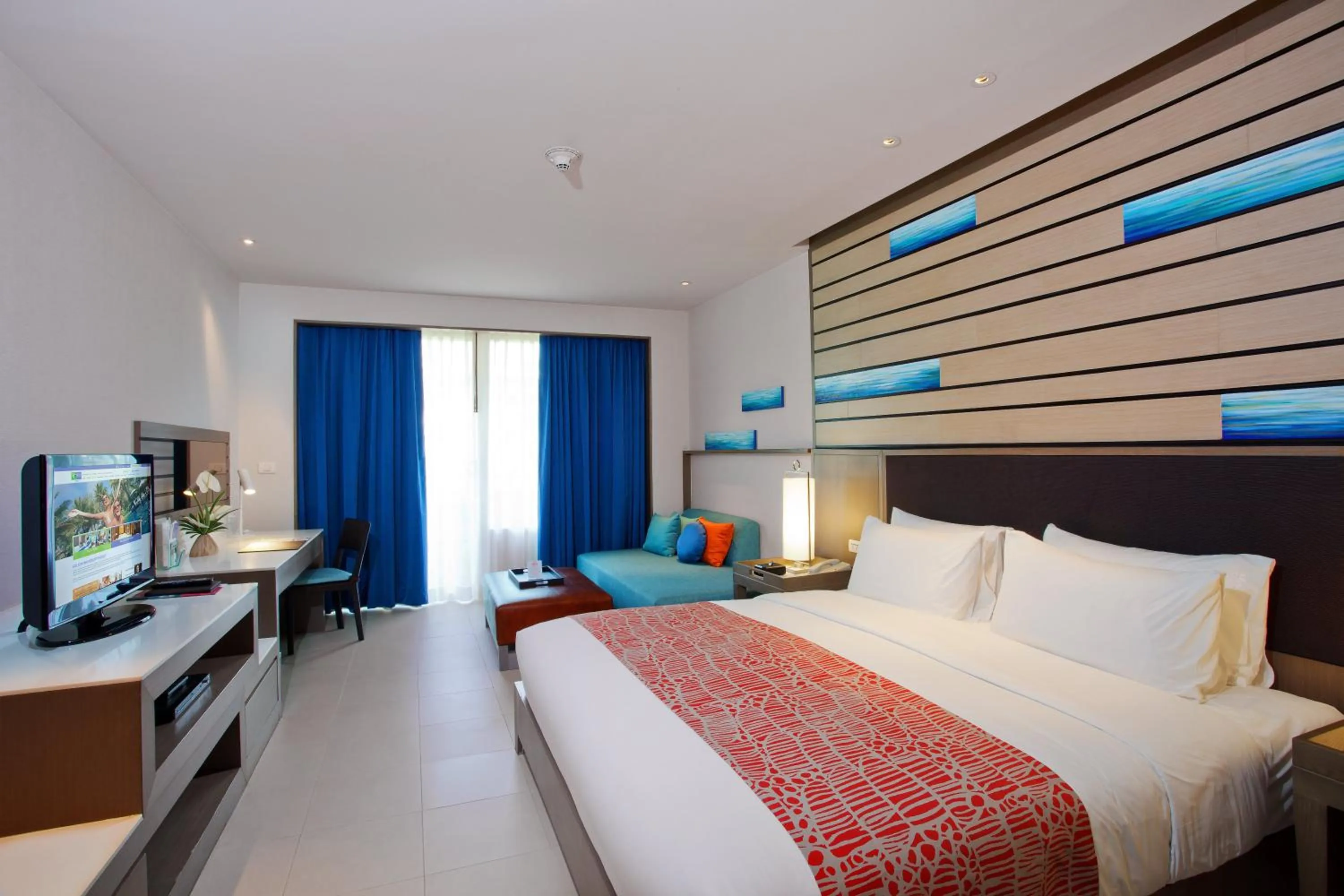 Photo of the whole room, Bed in Holiday Inn Resort Phuket by IHG