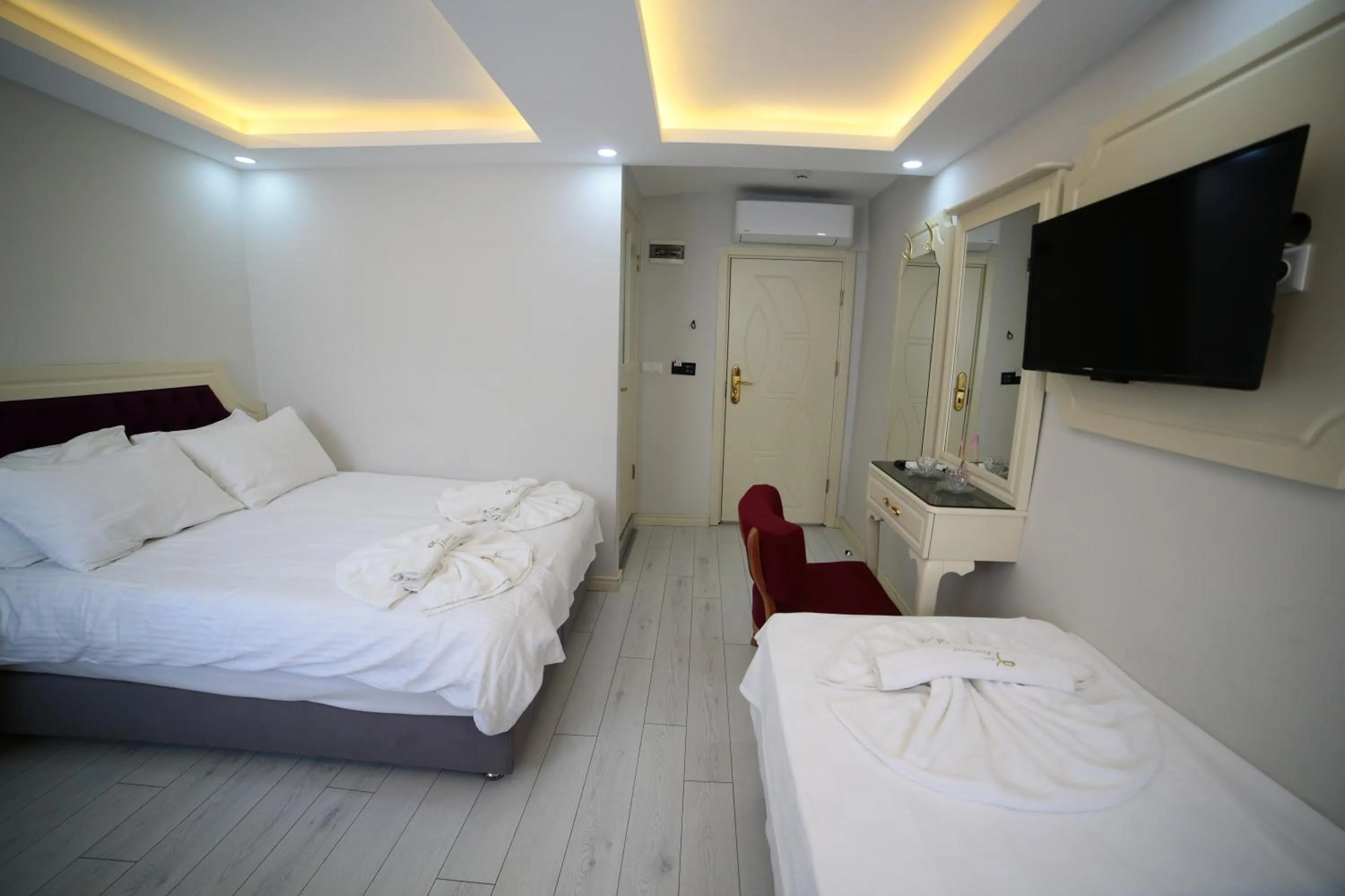 Photo of the whole room, Bed in taksim diamond hotel