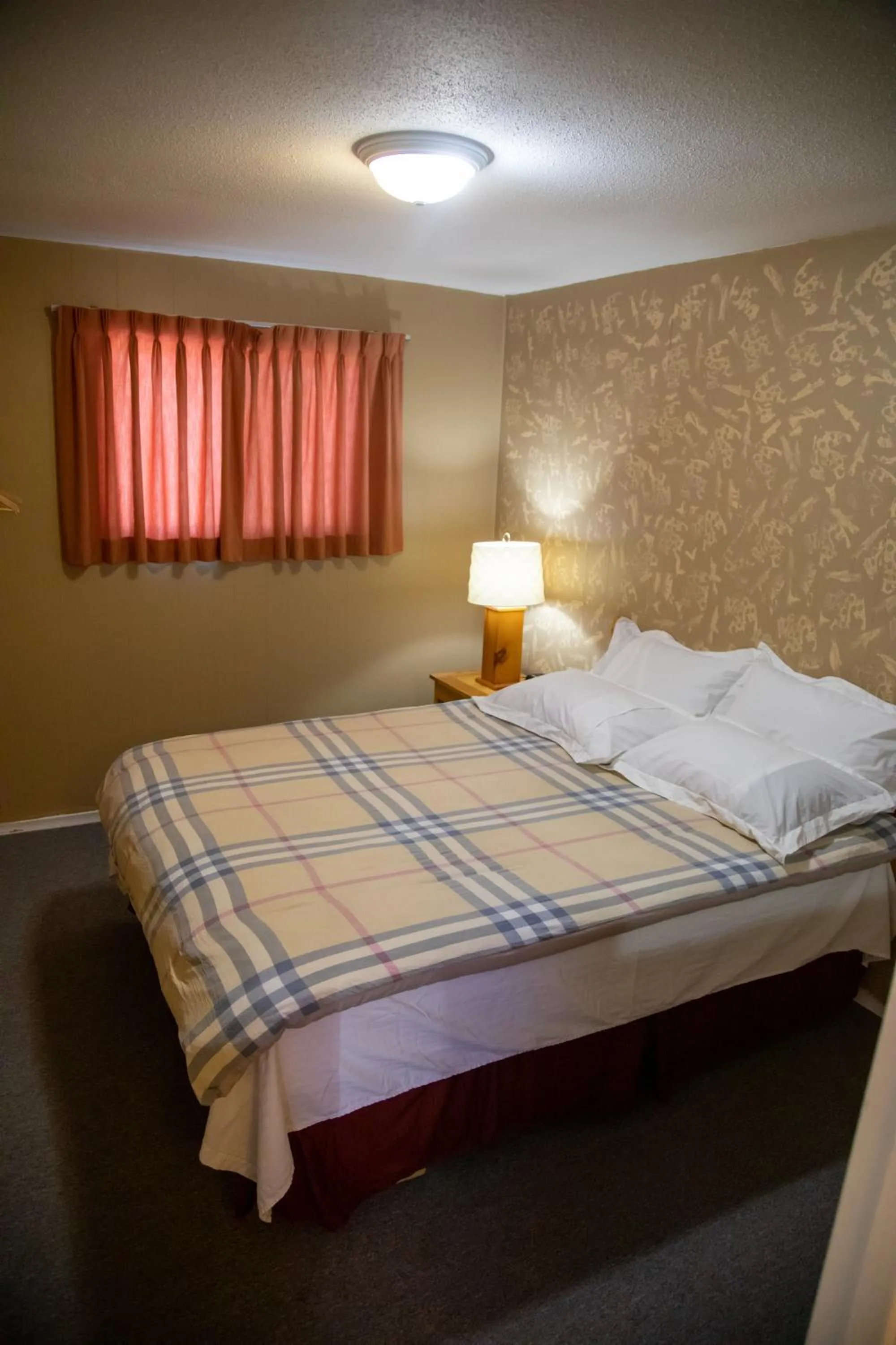 Bedroom, Bed in Glenview Cottages